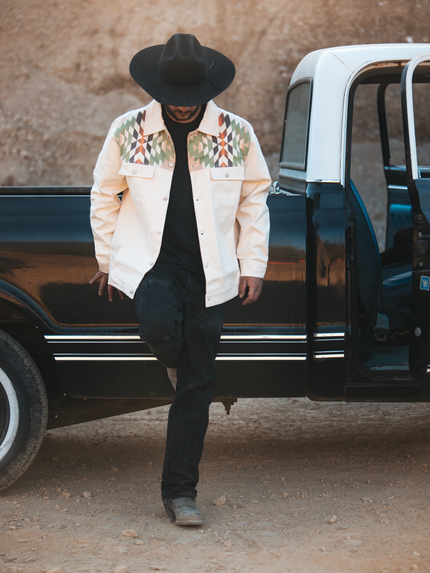 Kind of Christmas Every Cowboy Deserves ⚡️
L’allure parle d’elle-même.
Un pas dans la poussière, un pick-up qui attend, et cette veste qui s’impose avec calme.
Noël arrive, et on aime offrir des pièces qui ont du sens : Coupe idéale , motifs signature, esprit libre.
Chez Wild Whispers, on crée pour ceux qui avancent sans chercher l’approbation, mais qui reconnaissent le vrai quand ils le portent.
La pièce qui accompagne les routes longues, les arrêts spontanés, et les moments vrais.
#wildwhispers #westernchristmas #cowboyholiday #frontierseason #gritandgifts ##holidayrange #ranchlandvibes #westernstyle #saddleupfortheholidays #giftedbythewest #winterontherange #westerngifts #holidayoutlaws