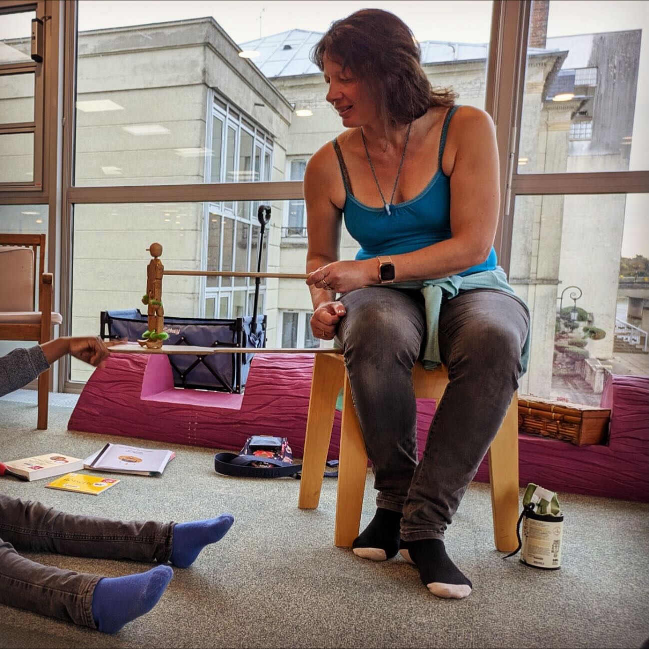 Ce matin Gilou a rencontré les #grainesdeconteurs qui ont voulu l’habiller parce qu’il avait pris froid.
On s’est envolé avec les indiens Cashinaua du Brésil et on a essayé de sauter à pieds joints sur une noisette pour la casser.
Bref la matinée a été bien remplie.
#maternelles #actionculturelle #conter #raconter #raconterdeshistoires #mediatheque #bonhommegigueur #marionnette @astrolabemelun