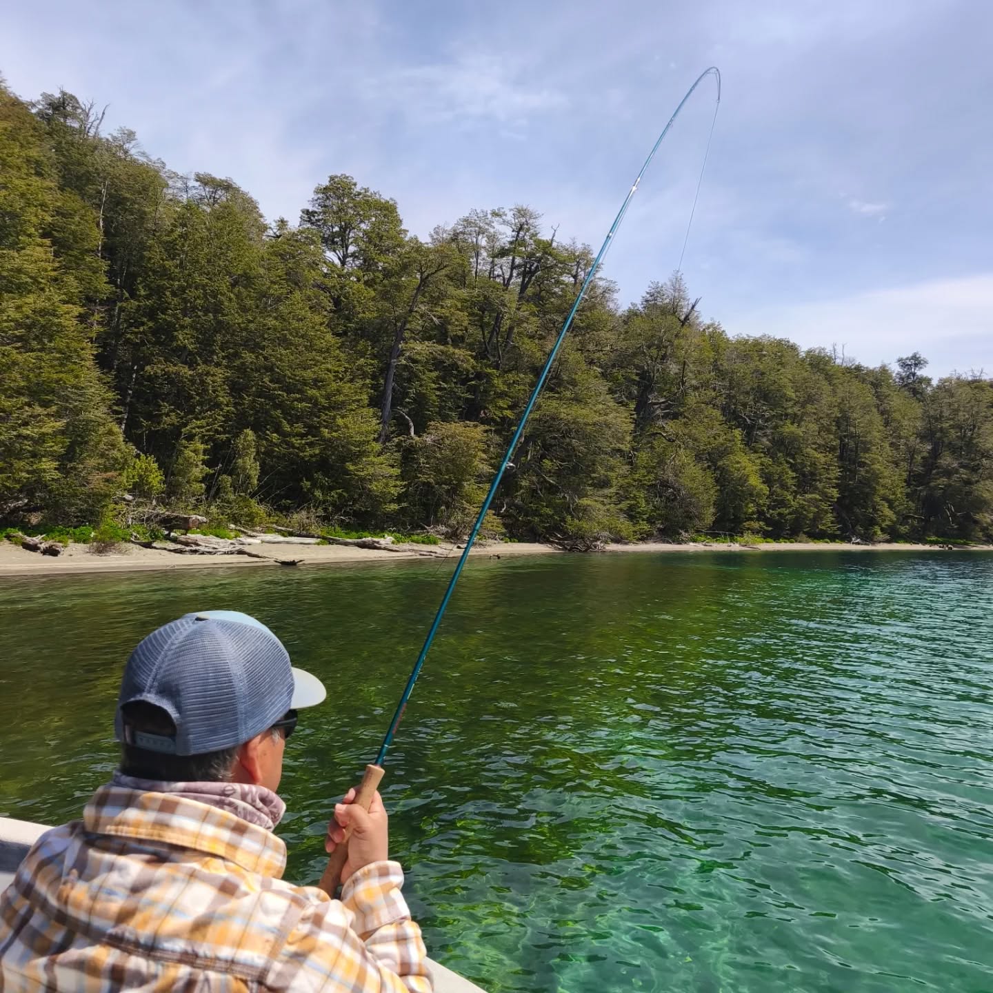 Noviembre en su plenitud de pesca y emociones.
La temporada ya late fuerte, y cada jornada en el agua se convierte en un encuentro con uno mismo.
Octubre nos regaló grandes momentos y trofeos soñados, pero noviembre llega con esa energía que invita a volver una y otra vez al lago, a probar, insistir y disfrutar.
Porque un día de pesca en la Patagonia no es solo lanzar la línea:
es sentir cómo el tiempo se detiene, cómo el viento cuenta historias y cómo el alma encuentra su pausa.
No hace falta una trucha para celebrar —basta con la mosca justa, un mate compartido y ese silencio que dice más que mil palabras.
Entre mates, risas y reflejos del agua, uno entiende por qué vuelve.
Porque ahí, donde el lago y la montaña se encuentran, todo vuelve a tener sentido.
.
.
Amarra ⚓ @puertoelma
.
#FlyFishing #PescaEnLaPatagonia #PescandoLaPatagonia #FishingLife #CatchAndRelease #Truchas #PatagoniaArgentina #OutdoorLife #NatureVibes #FishingMoments #LagoTraful #VillaLaAngostura #AventuraPatagónica #PescaConMosca #Puyenes