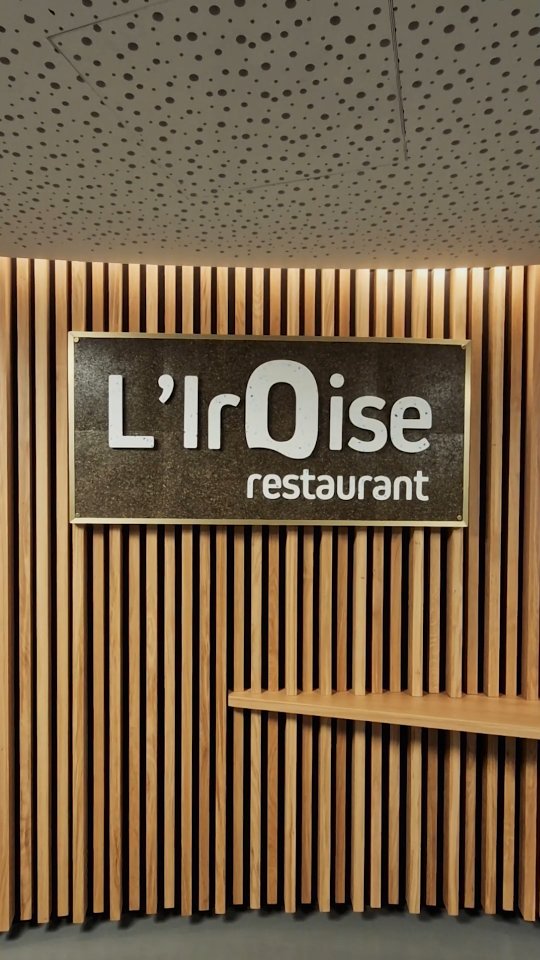 🪸🦭 Il y'a quelques temps @oceanopolisbrest m'a contacté avec l'envie de créer une enseigne unique et engagée pour leur nouveau restaurant, l'Iroise.
Le design s'est porté sur l'association des matériaux @gwemon_ créé à partir d'algues Finistériennes et @atelier.rehab , des déchets plastiques bretons revalorisés. Des finitions laiton viennent finir la réalisation qui reste brute et met en valeurs les matières.