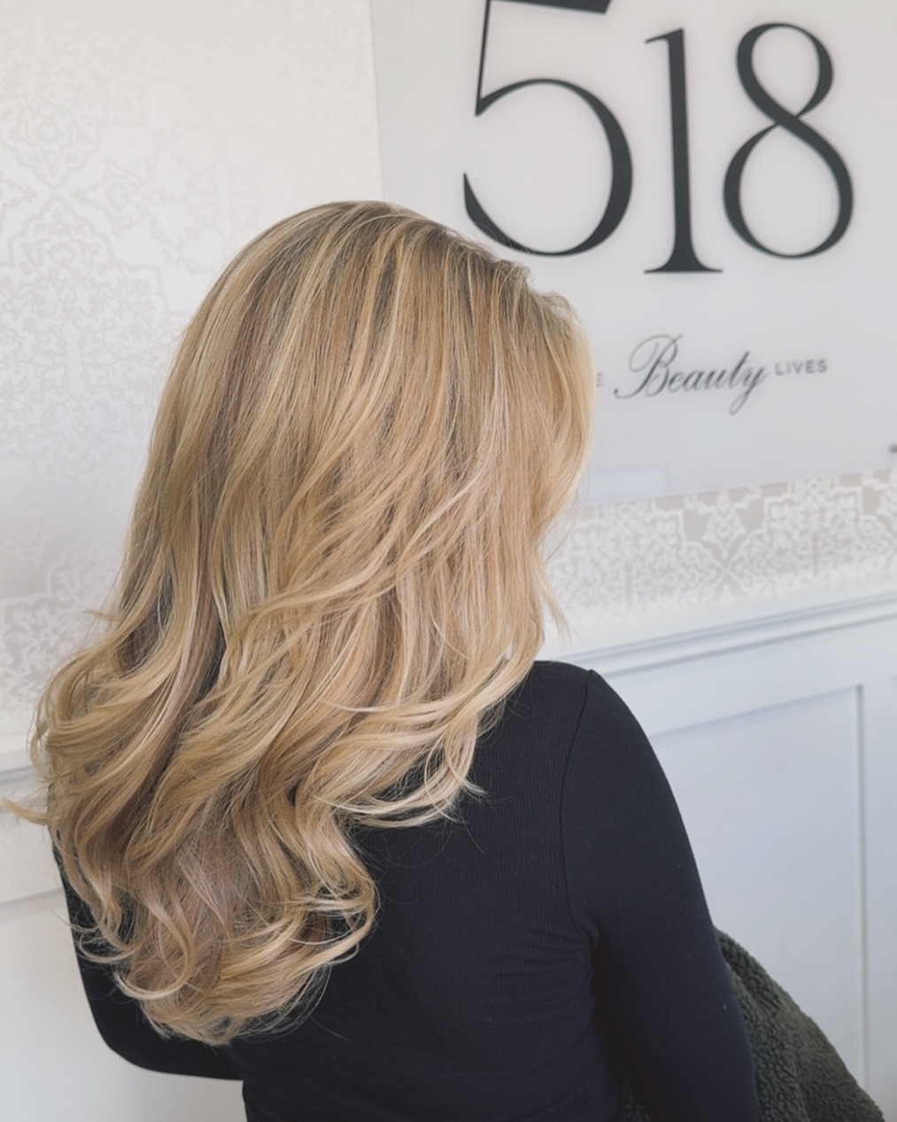 🐝”3 B’s”- beautiful-buttery-blonde! Perfect way to turn down the lights for fall while still staying beautifully blonde! 🎀Stylist, Inna, recommends KERASTASE Blond Absolu line for home care to preserve the color and maintain the integrity of the client’s hair. #butterblonde #fallblondes #saloncentric #lorealprofessional #lorealinoa #millburnmoms #shorthillsmoms #shorthillsmall #millburnshorthills