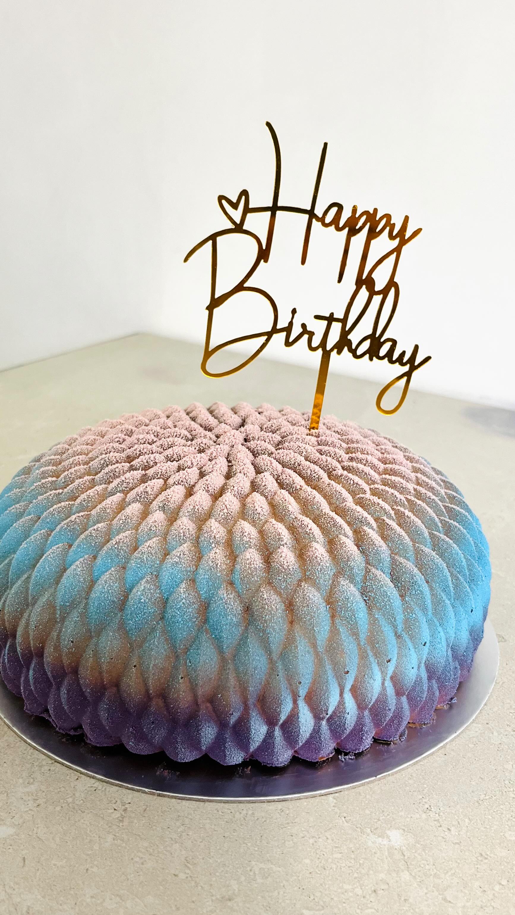 My daughter wanted a cake that was a work of art. So, I made her this 3D sculpted chocolate mousse masterpiece with a dreamy color fade. Seeing her face light up was worth every second. 🥹 If you’re in The Hague looking for a premium, show-stopping cake for a special someone (that feeds a crowd!), I’d love to create one for you. Homemade love, professional finish. 🎂 check bio for website link
#HomemadeCake #BirthdayMagic #birthdaycakenl
#verjaardagstaartbestellen
#taartdenhaag