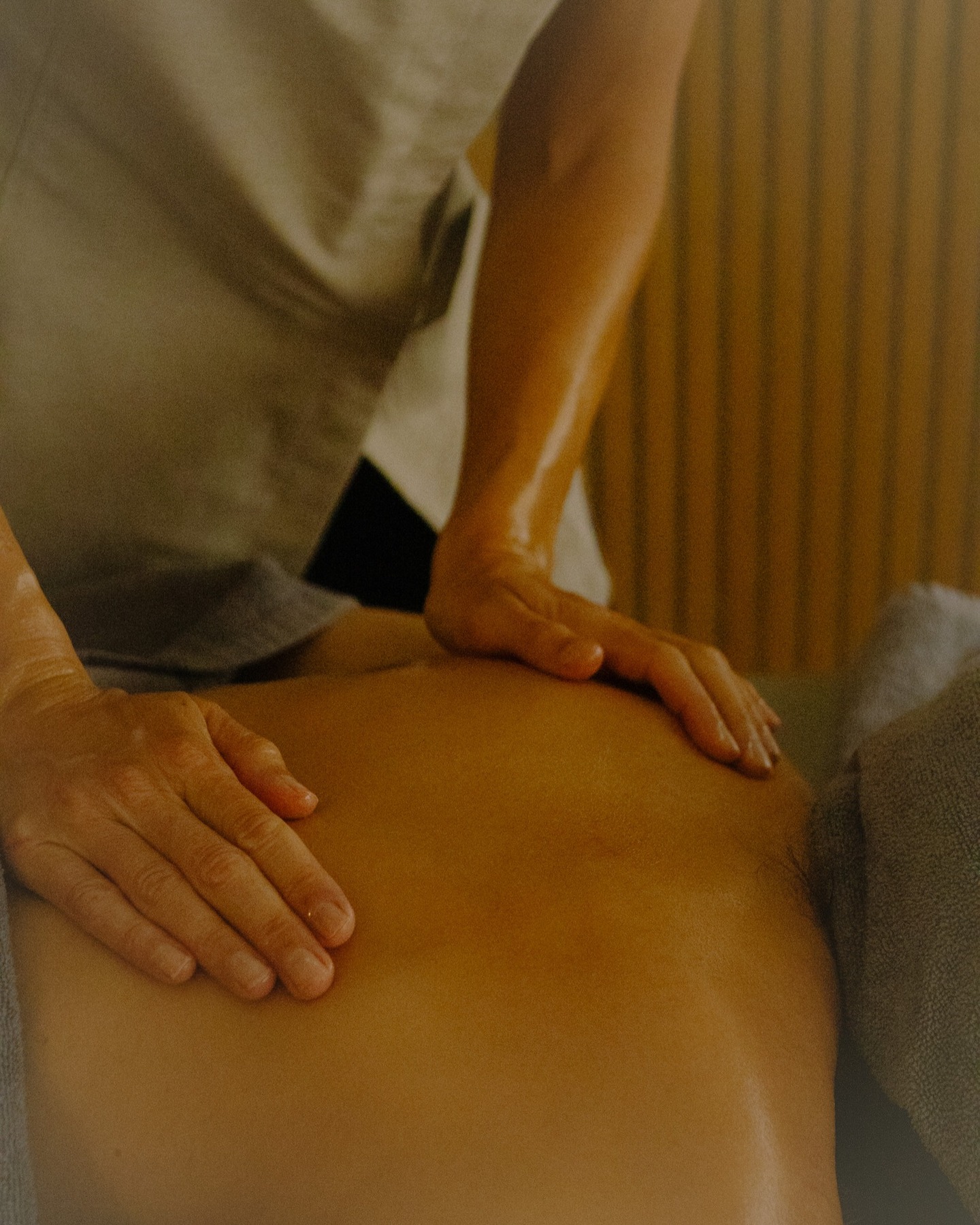 O teu corpo merece esta pausa. Óleo, toalhas macias e a pressão certa: é tudo o que precisas para reiniciar.
Seja um tratamento profundo nas costas, uma massagem revitalizante ou alívio de dores e tensões, as nossas mãos e a técnica certa estão aqui para cuidar de ti.
Reserva o teu momento. ✨
Vem recarregar as energias!
Your body deserves this break. In the daily rush, a pause is not a luxury—it's a necessity. Oil, soft towels, and the right pressure: it's everything you need to reboot.
Whether it's a deep back treatment, a revitalising massage, or relief from aches and tensions, our hands and the right technique are here to take care of you.
Book your moment. ✨
Come and recharge your energy!
@alicepottes
📸 @estudioflow.pt
#massage #massageparede #massagem
#MassagemTerapêutica #MassagemRelaxamento #TratamentoCorporal #AlivioDeDores
#MãosQueCuidam #TécnicaCerta
More info DM or Book here 👇
https://backoffice.bsport.io/m/Laya%20Studio%20/3782/private-service/?