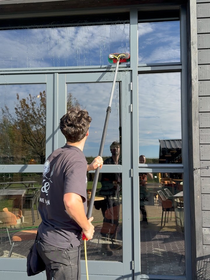 Laatst de ramen gewassen bij @lunchboerderij 🪟☀️
Lekker werken in het zonnetje én weer helder uitzicht voor de gasten ✨
#glasbewassing #restaurant #tAchterum #jlschonereamen #streeploosschoon #buitenschoonmaak #helderzicht #vakwerk