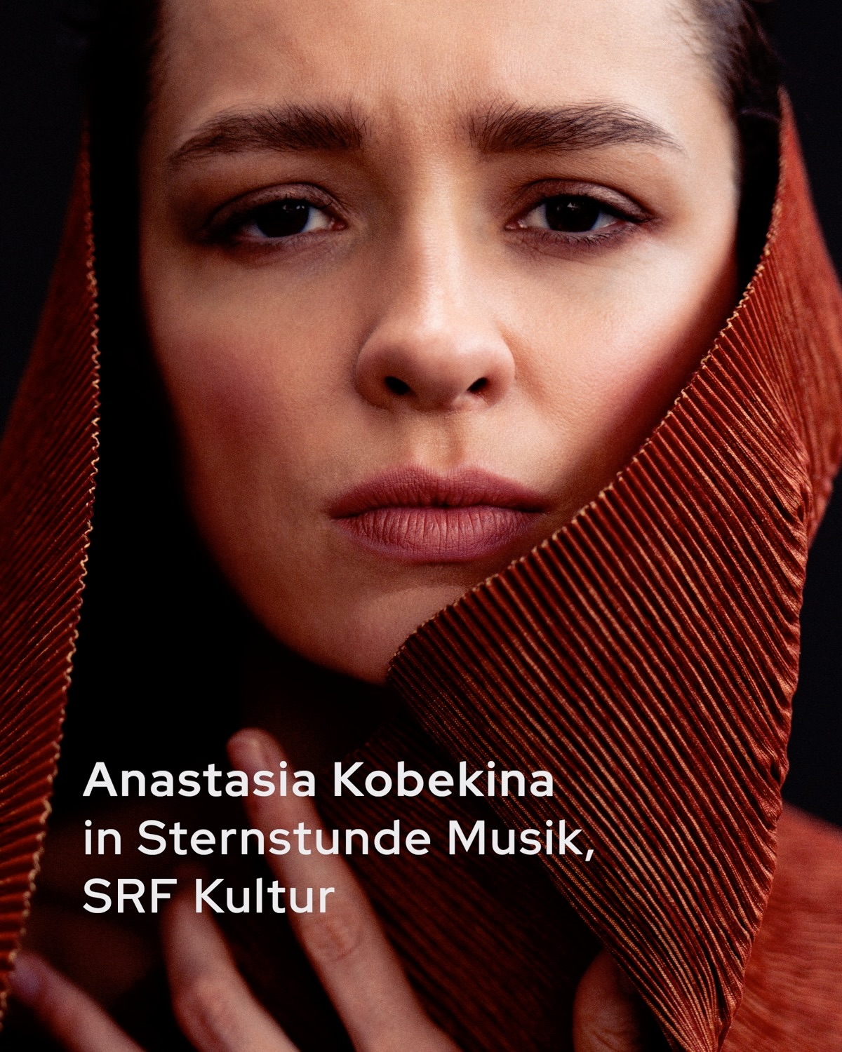 @anastasiakobekina am 10. Dezember 2025 in Bern!
Vorverkauf
🎫 meisterzyklus.ch, ticketmaster.ch
📧 billettkasse@meisterzyklus.ch
📞+41 31 994 49 22 (Di - Fr 8 -12 Uhr)
📍Buchhandlung zum Zytglogge
Das wunderbare und empfehlenswerte Porträt «Jetzt oder nie!» über Anastasia Kobekina von Sternstunde Musik steht noch bis Anfang Dezember 2025 kostenlos auf www.srf.ch zum Streaming bereit.
📷 Nicolas Hudak/Sony Music Entertainment