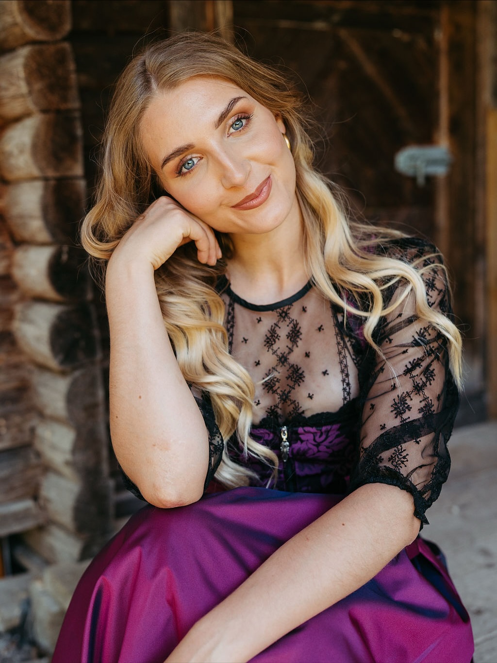 Entdecke die Kunst der Transparenz ✨
Unsere filigrane Bluse aus zartem Tüll mit Stickereien bringt Eleganz und Romantik in deinen Blusenauswahl.
Die transparente Tüll-Stoffstruktur lässt deine Outfits leicht und aufregend wirken. Perfekt, um dein Dirndl neu zu interpretieren und deine Persönlichkeit zu zeigen.