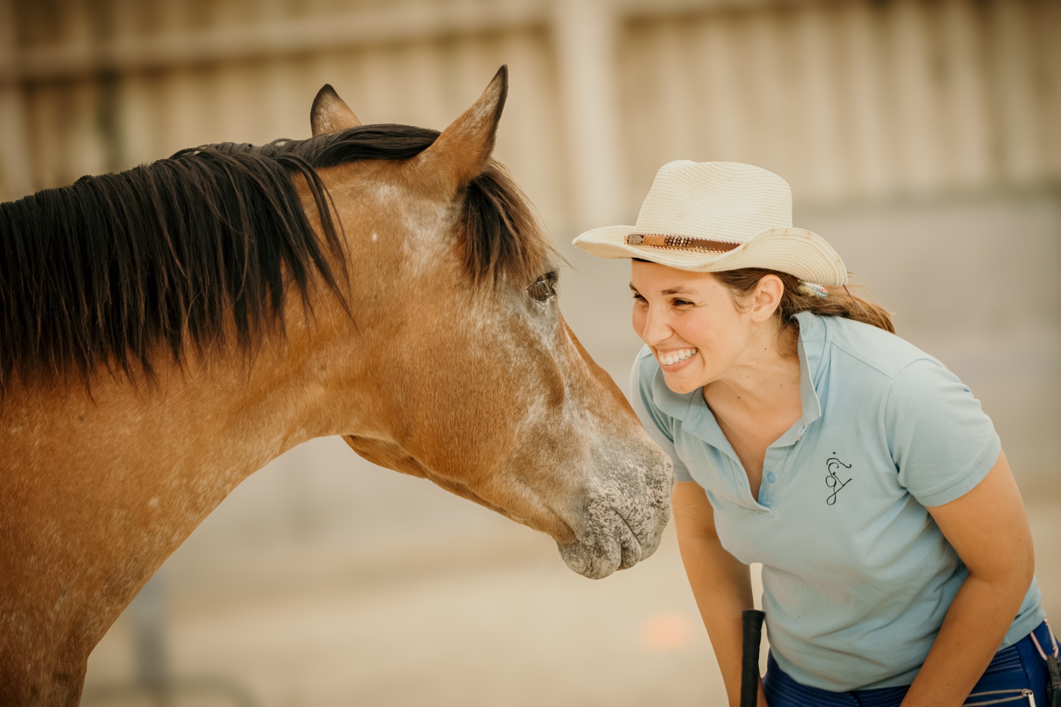 Une séance photo, ce n’est pas qu’un clic.
C’est de la patience, de la lecture du cheval, de la lumière, de la posture du cavalier, du bon timing…
Ici, on dirait juste un moment complice en réalité, c’est aussi le moment parfait que j’attendais depuis 10 minutes 😄