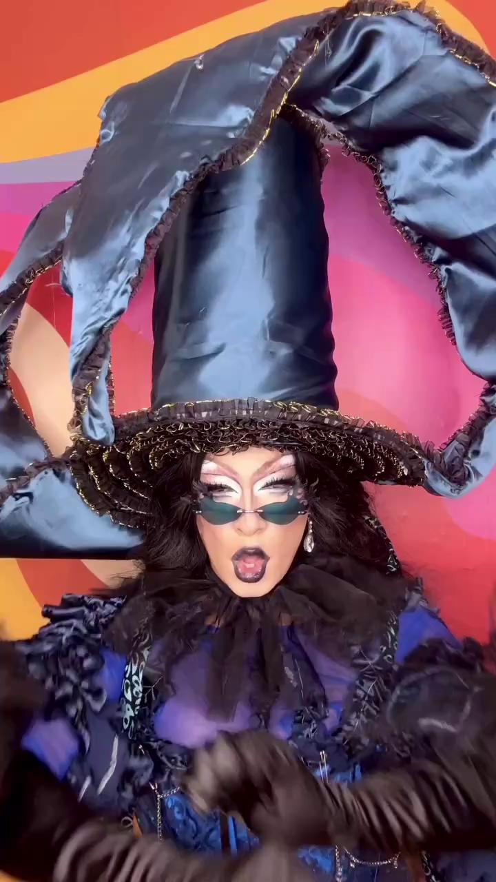 🏳️🌈 Happy #LGBTQIAHistoryMonth and happy #Halloween! Today we are celebrating with the help of @malai, the creator and host of @queerbrownhistory on Instagram 🏳️⚧️
👑 Today we are talking about Manvendra Singh Gohil, the first openly gay prince in the world. The prince while initially ridiculed after coming out has been praised for using his platform and influence to advocate for humanitarian and LBGTQ+ rights. In 2018, he opened his palace grounds to help house vulnerable LGBTQIA+ people.
🗞️ Sourced from New York Times.
🥰 To support her work venmo 'malaiNYC' and to support us visit desirainbow.org/donate!
--
#LGBTQ #Trans #LGBTHistoryMonth #LGBTQIAHistoryMonth #NonBinary #GenderFluid #DesiRainbowAlly #Allyship #Desi #LGBTQIA+ #queer #Desi