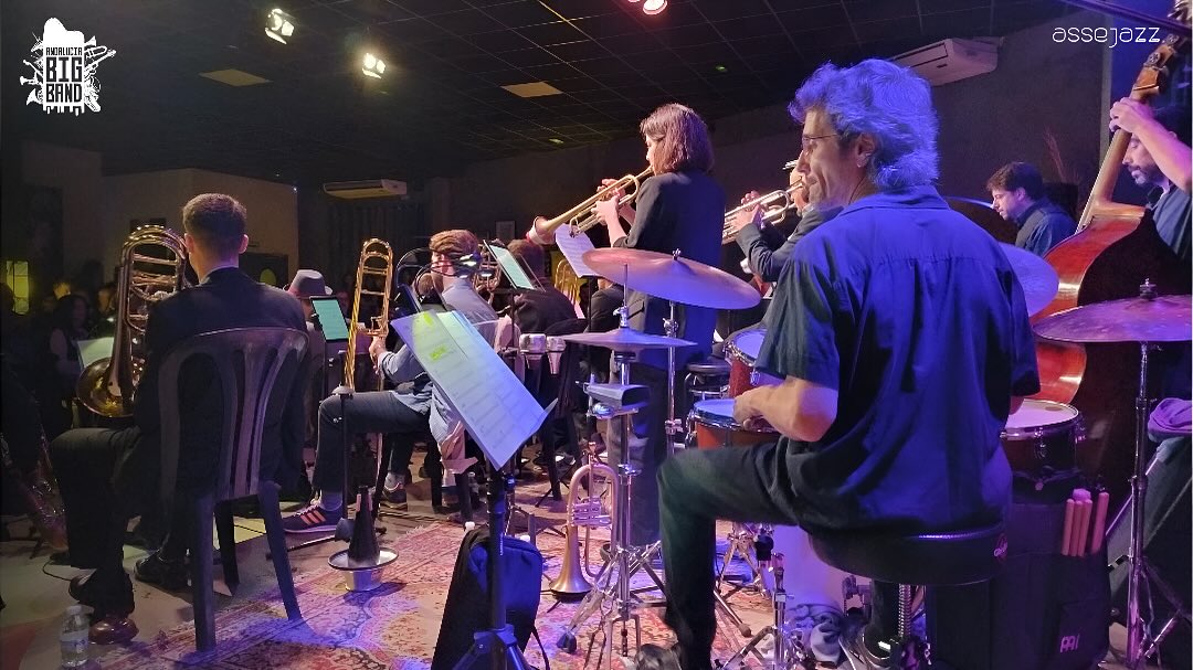 🎊LLENO ABSOLUTO🎊 Estamos desbordados por la acogida que tuvimos ayer en Assejazz Sevilla junto a la espectacular Deborah J. Carter 🥰 dando vida a un repertorio homenaje a Ella Fitzgerald 🔥🔥🔥 y por supuesto con la maravillosa actuación del Coro de Voces de Assejazz dirigido por nuestra querida Natalia Ruciero! Una noche increíble que volveremos a repetir seguro! 🥳 GRACIAS!!!
🚨Os recordamos que HOY tocamos a las 20:00 h. en SAN ROQUE (CÁDIZ) dentro del V Festival de Jazz de San Roque!
Keep swingin’!
📸 Natalia Ruciero