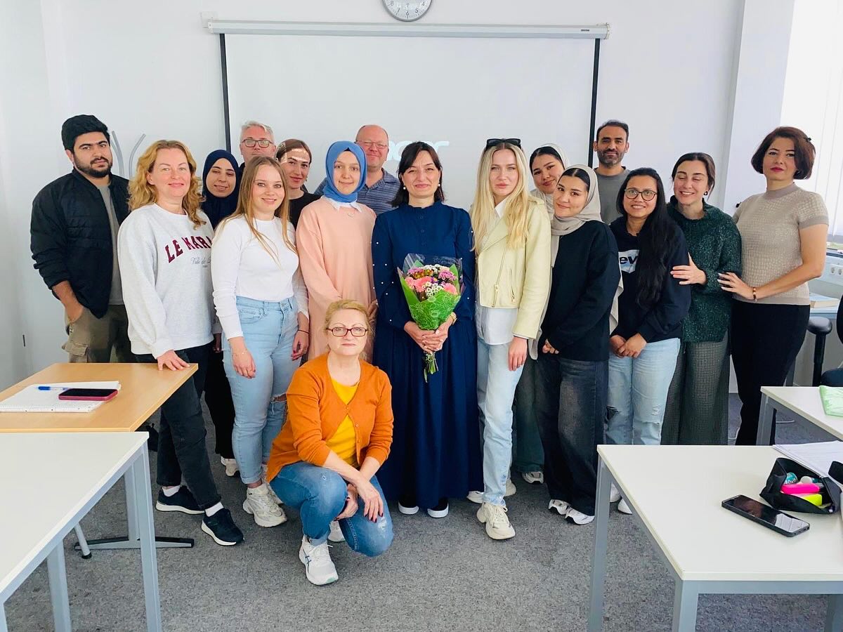 Unser Kurs feiert den Geburtstag unserer geschätzten Lehrerin @maia_shavliashvili 🌷
Mit Blumen, Geschenken und herzlichen Worten danken die Kursteilnehmer B2-45 ihr für ihr Engagement, ihre Geduld und ihre inspirierende Arbeit.
#Kursliebe #Geburtstag #Lehrerin #dankbarkeit❤️
