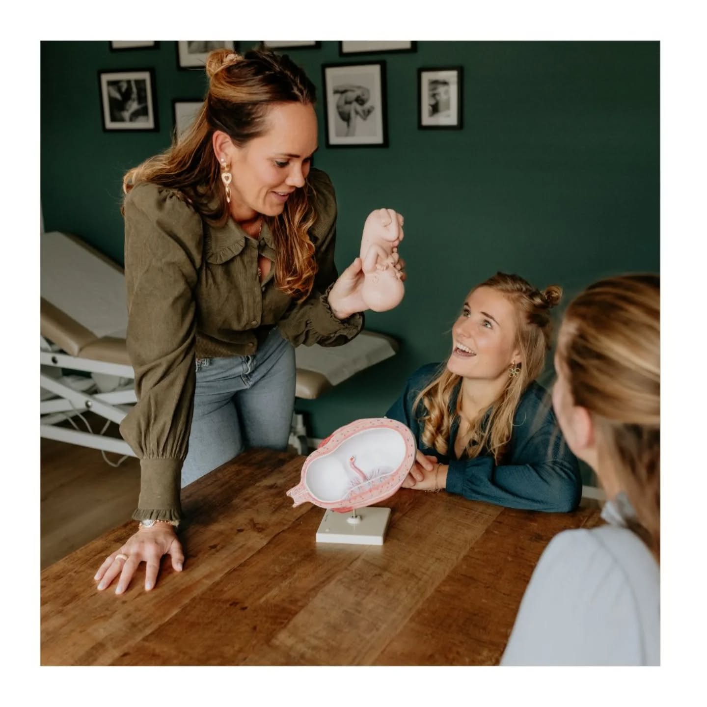 🖤 LIGGING 🖤
Tijdens je zwangerschap verandert je baby vaak van houding in je buik 🤰🏻Al helemaal in het eerste trimester heeft je baby nog alle ruimte om te draaien en te trappelen. Dit kan je vaak ook horen tijdens het hartje luisteren! 🥰
In het tweede trimester ligt je baby meestal nog wisselend, elke paar minuten kan het dan weer anders zijn: in stuit- of hoofdligging of dwars! Dat is heel normaal. Soms kan je ook zelf de ligging herkennen, vaak is een harde bolling het hoofdje van de kleine. Wees niet bang om uit te vogelen hoe de kleine ligt, rustig drukken op je buik kan namelijk helemaal geen kwaad! ❤️
Vaak gaan baby’s in het derde trimester rond de 30-32 weken met het hoofdje naar beneden liggen, dat is alvast een fijne voorbereiding op de bevalling. Daarna hebben ze steeds minder ruimte om te draaien. Als ze gaan indalen, blijven kindjes meestal in diezelfde houding liggen tot de bevalling. Wel kunnen ze dan nog met de rug van kant naar kant wisselen! 🙏🏼
Vanaf ongeveer 28 weken kunnen wij op het spreekuur voelen hoe de kleine ligt, voor de zekerheid doen wij bij 35-36 weken ook een liggingsecho. Ligt de kleine dan nog in stuit, zijn er verschillende opties om de kleine nog te laten draaien. Dat is natuurlijk wel zo handig voor de bevalling 😉 Heb je nog vragen? Laat het ons gerust weten op het spreekuur!
Liefs,
Team ZOË