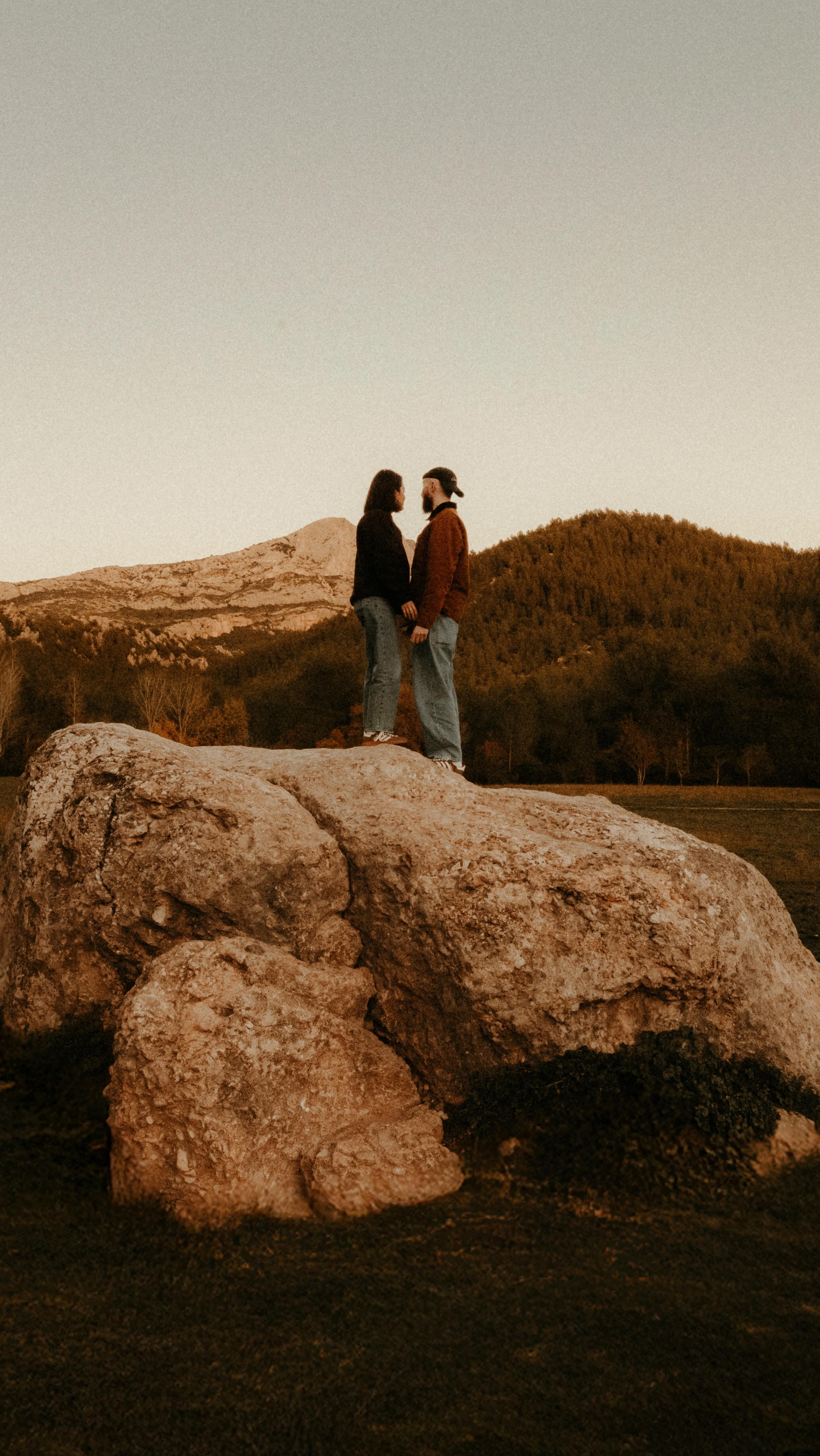 Entre deux shooting EP.1. Je contemple le ciel à l’affût de ces instants que la nature nous offre.
N’hésites pas à me suivre pour ne rien manquer de mes prochaines créations, photos & vidéos. 🤎
#aixenprovence #oiseauxmigrateurs #lune #photographie #naturelovers #birdmigration #emotions #france