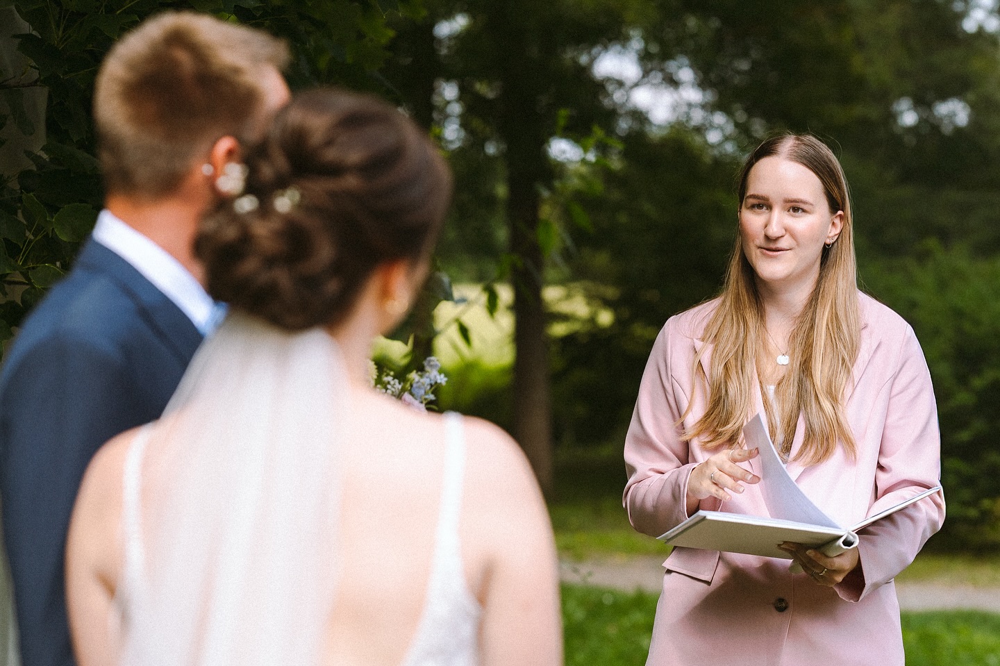 „Das wird dein Tag.“
Ein Satz, den sich S & N im Alltag sagen.
Ein kleines Ritual, das nicht viel Lärm macht – aber dafür umso mehr sagt:
Heute zählst du. ✨
Solche kleinen Dinge, die nur zwei Menschen miteinander teilen –
die liebe ich ganz besonders. 🤍
Sie zeigen, wie viel Tiefe manchmal in einem einzigen Satz stecken kann.
Und wie viel Liebe in kleinen Gesten steckt. 💫
In der Rede durfte dieser Satz natürlich nicht fehlen:
„Das wird dein Tag“ – ein Satz, den ihr euch öfter mal sagt.
Ein kleines Ritual, das ihr teilt.
Ein kleiner Moment der Aufmerksamkeit, der zeigt: Heute geht’s nur um dich.
Ich würde ihn heute gerne umwandeln in:
„Heute wird euer Tag.“
Ein Tag, an dem ihr zurückblickt. 🔙
Und einer, an dem ihr nach vorn schaut. 🔜
Ein Tag, der nur euch gehört –
mit all eurer Geschichte, mit allem, was noch kommt. 📖💍
Danke, S & N – für euer Vertrauen, eure Geschichte
und diesen Satz, der mir einfach nicht mehr aus dem Kopf geht. 💛
••••••
@fuerimmerundmehr (Planung)
@glücksscheune (Dekoverleih)
@salonlupke (Harre & Make-Up)
@ewigunspotsdam (Brautkleid & Accessoires)
@die_kamerafrau @hochzeitsfotografin.janinajung (Fotografin)
@tortenliebebygenussmanufaktur_ (Torte)
@paulinenhof (Location)
cindyhenning74 (Floristik)
Werbung, wegen Verlinkung
#freieTrauung #trauringe #trauritual #traurednerin #weddingseason #traurednerinberlin #hochzeit2026 #hochzeitsinspiration
Traurednerin Anne Tausch - Freie Trauung Berlin