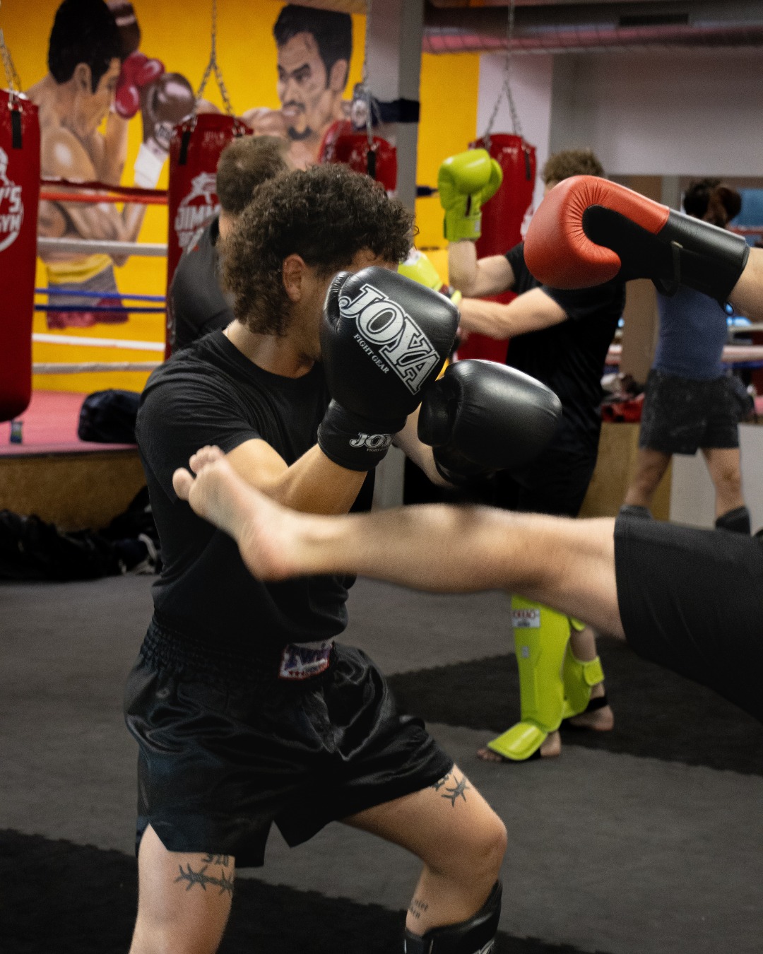 🥊 Thai Kickboksen bij Jimmy’s Gym
Een krachtige mix van techniek, conditie en mentale focus.