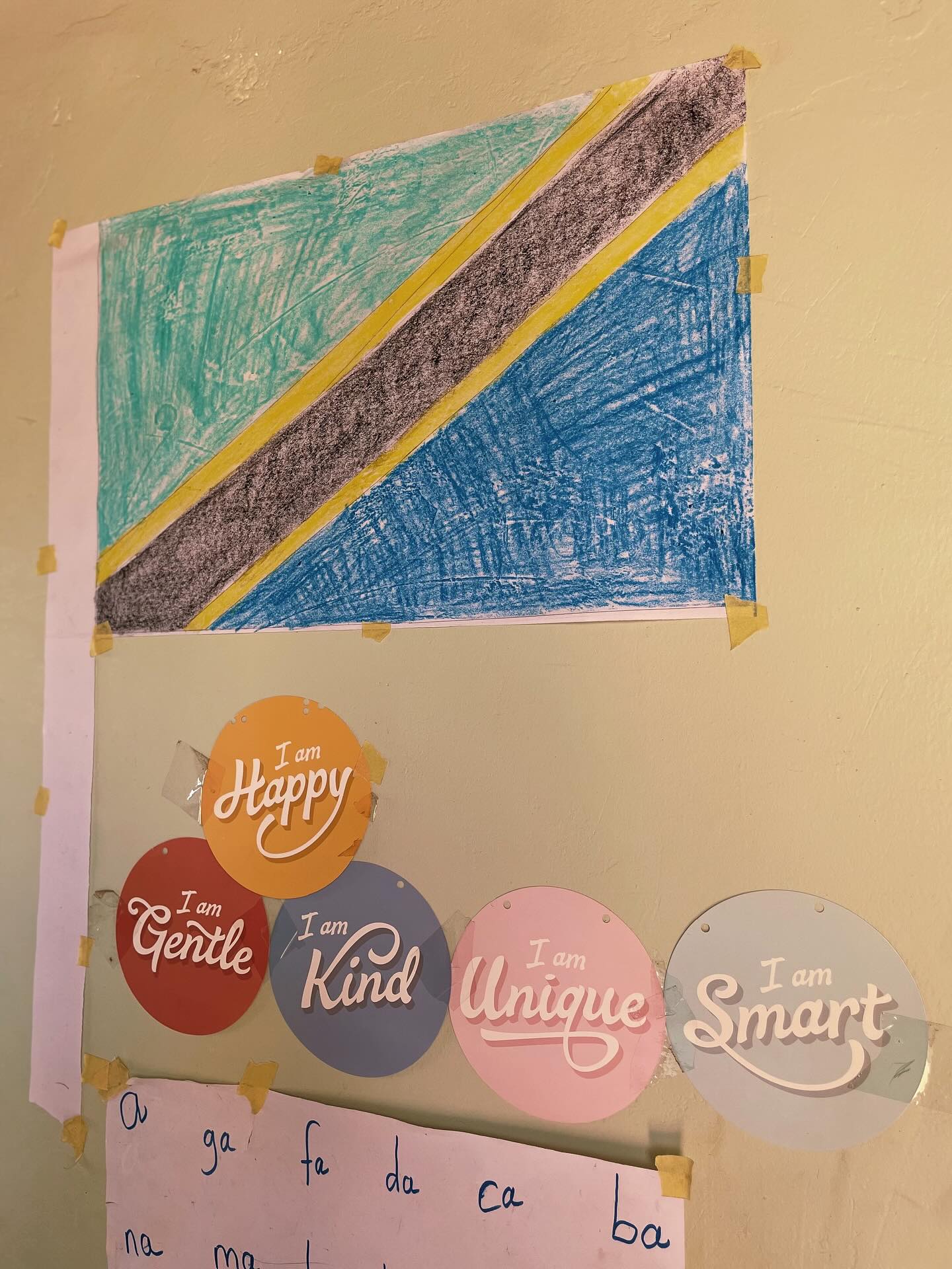 In der Shine School geht es nicht nur um Unterricht, sondern um Wachstum, persönlich, emotional und gemeinsam. Kinder lernen hier, dass ihre Stimme zählt, dass Freundlichkeit Stärke bedeutet und dass jeder einzigartig ist. Diese täglichen Affirmationen erinnern sie daran: I am kind. I am smart. I am unique. Werte, die weit über das Klassenzimmer hinausreichen und die Zukunft heller machen. 🌿✨
English:
At Shine School, learning goes beyond the classroom, it’s about growing personally, emotionally, and together. Children learn that their voices matter, that kindness is strength, and that everyone is unique. These daily affirmations remind them: I am kind. I am smart. I am unique. Values that reach far beyond school walls and help create a brighter future. 🌿✨
Italiano:
Alla Shine School l’apprendimento va oltre la classe, è crescita personale, emotiva e collettiva. I bambini imparano che la loro voce conta, che la gentilezza è una forza e che ognuno è unico. Queste affermazioni quotidiane li ricordano: I am kind. I am smart. I am unique. Valori che vanno oltre la scuola e rendono il futuro più luminoso. 🌿✨