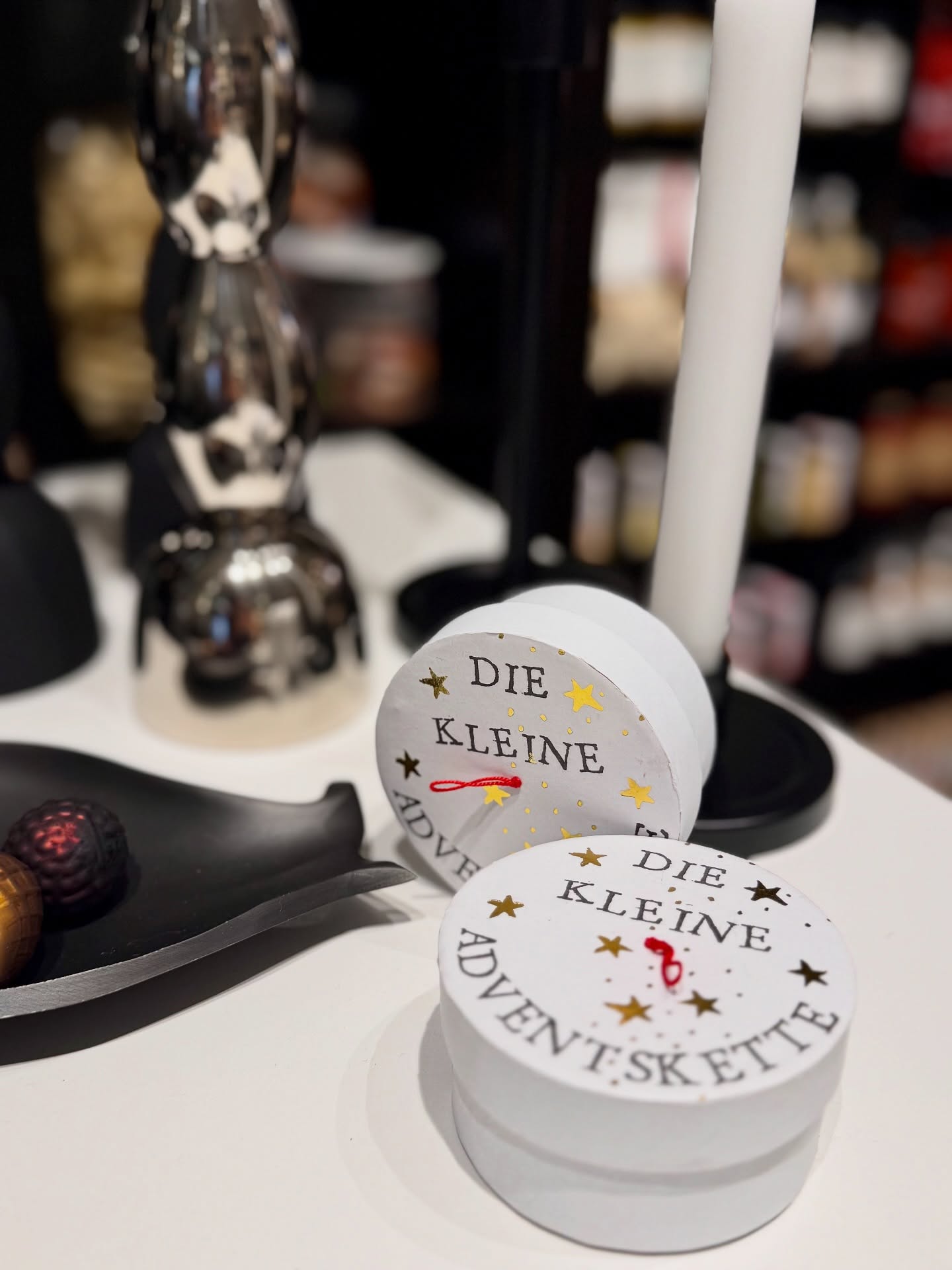 Kerzenschein, Design & Vorfreude 💫
Mit der Adventskette und dem Lambert-Kerzenleuchter wird dein Zuhause zum Wohlfühlort der Saison.
It’s the season to shine ✨ #HomeDetails #LambertDesign