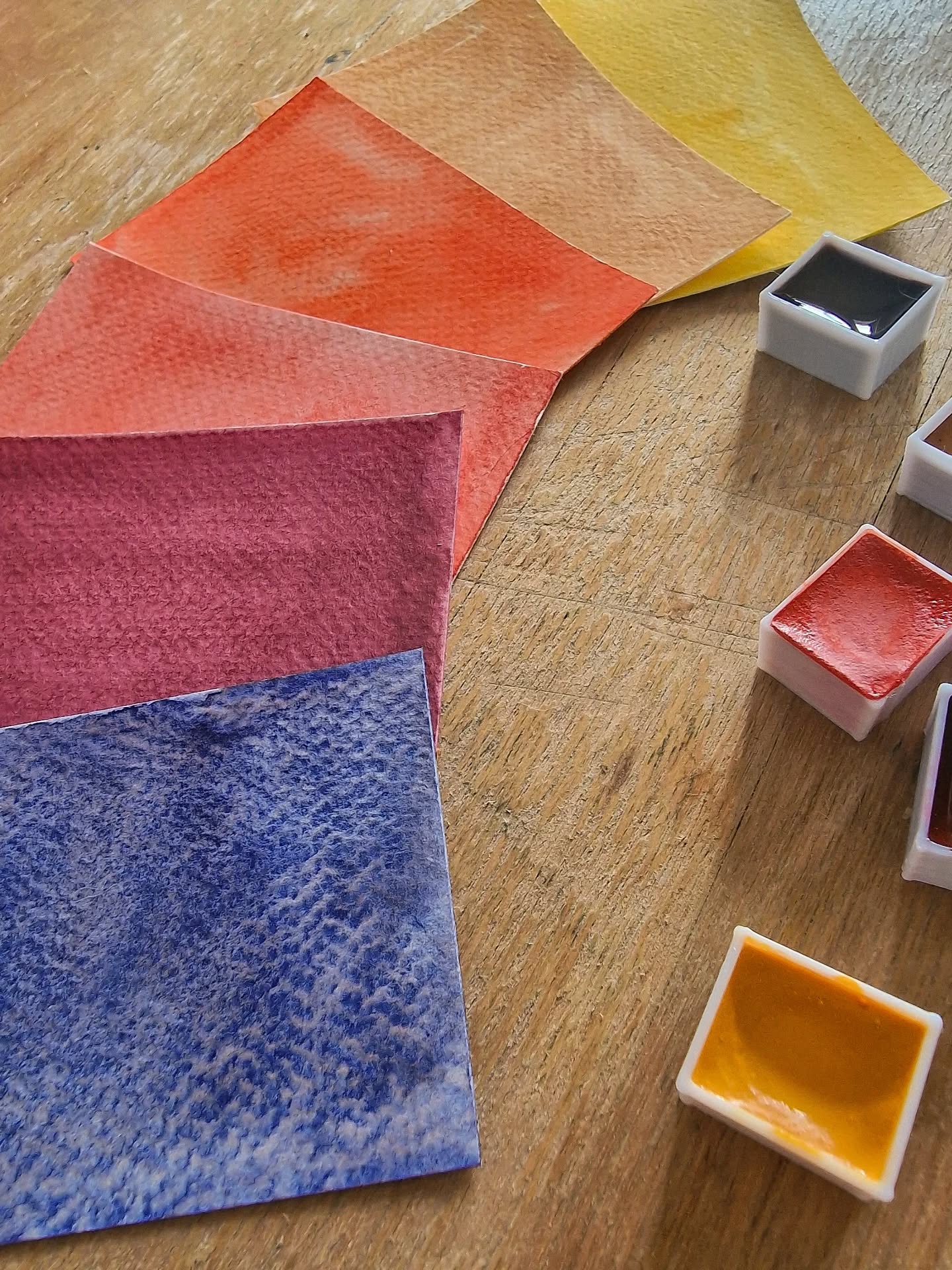 L'automne s'est installé
Ça fait presque 6 mois que je n'ai pas sorti de nouveautés, 6 mois d'absences, j'aurais voulu dire "6 mois sans couleurs" pour la poésie mais on va peut être pas abuser, parce que ma galerie photo est remplie de belles nuances et lumières
Je sors d'un mois dans le carton, d'un mois dans le marron
Celui du kraft et de l'emballage
Un marron froid, neutre, qui endort le regard
Un marron qui fait que chaque rayon de lumière au dehors est un émerveillement et l'envie de trouver du temps pour sortir des pinceaux