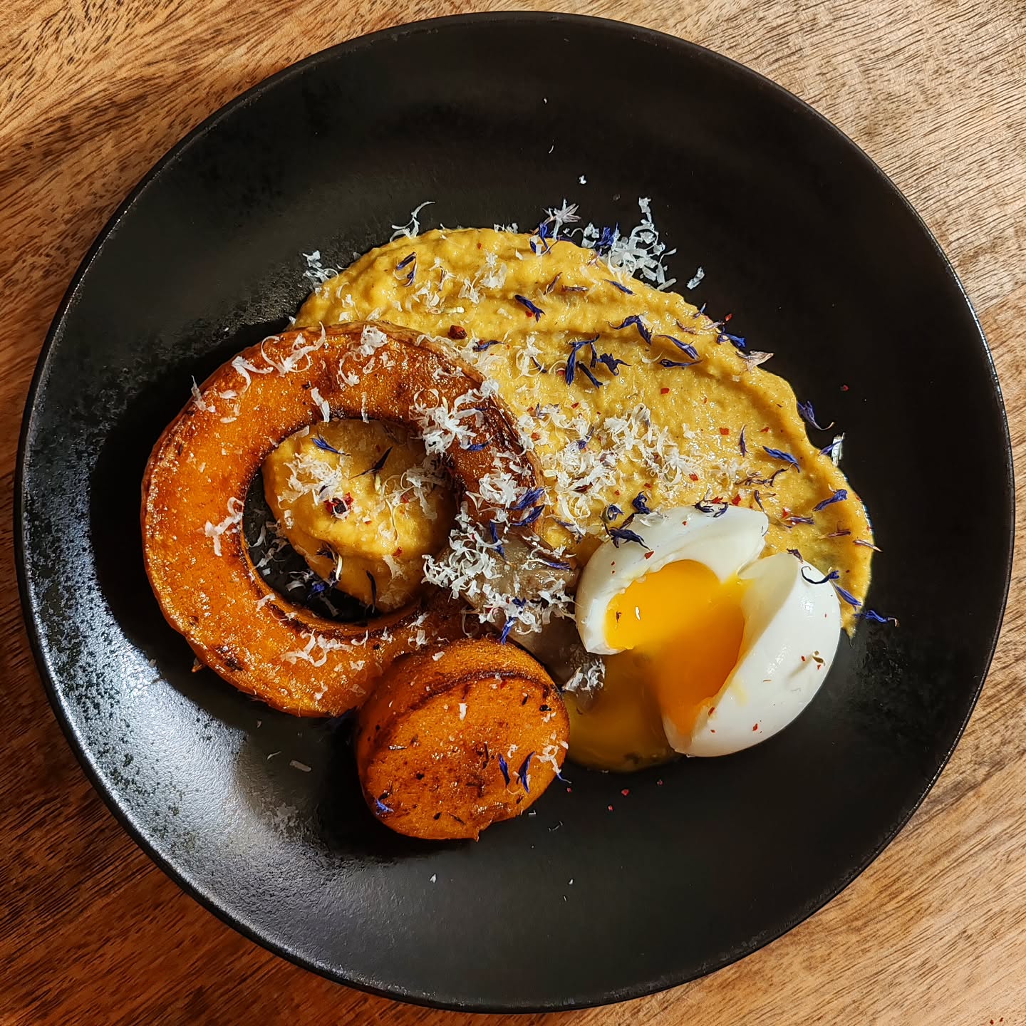 Déclinaison de butternut 🍁
#foodlovers #foodpicture #foodcolors
#autumnfoodarts #autumn #automne
#vegetarianfood #veggie #vegetarian
#bistronomie #cuisineartist #foodarts
#foodinsta #instafoodartist #instafood