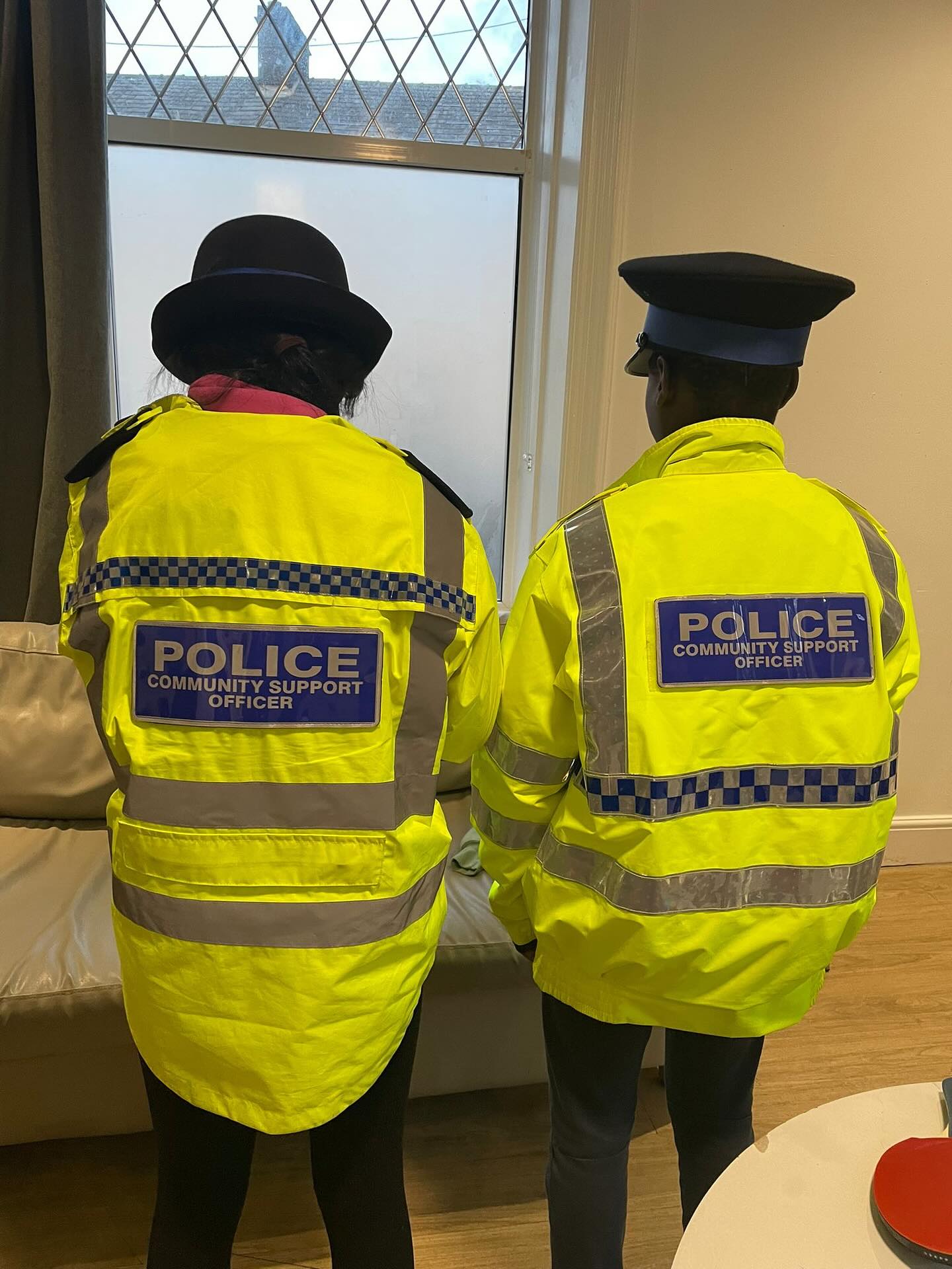 👮🏼♀️Another day of breaking down barriers between the police and our children. Often children are misinformed to fear, avoid and treat the police with disrespect. Well today our children have been working with the police to break down that barrier and have fun together. The police joined in with our activities and gave the children the opportunity to try on some equipment. We pride ourselves and our value of working collaboratively with outside agencies to educate and inspire our children and positively impact their futures. Thank you to @lancspolice PCSO Annie & Alex for a great evening. 🚓