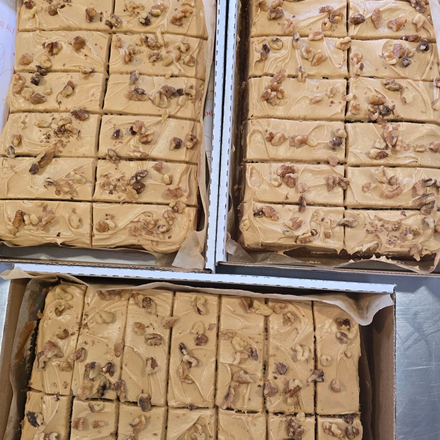 🎃 Wowie, such a busy Halloween week 🎃
Over 500 slices of cake, brownie & flapjack heading out 💛
Made with all the good stuff 🧈🌻🍫
A big thanks to Hannah 👩🍳
Now to enjoy half term with my 3 💙💖💙
#layerd_cakes #eatgoodcake #bakefromscratch #realcakes #realfood #artisanmade #smallbatchbakes
#regenerativefarming #fullflavour #coffeeshoptreats #wholesalecakes #corporateevents