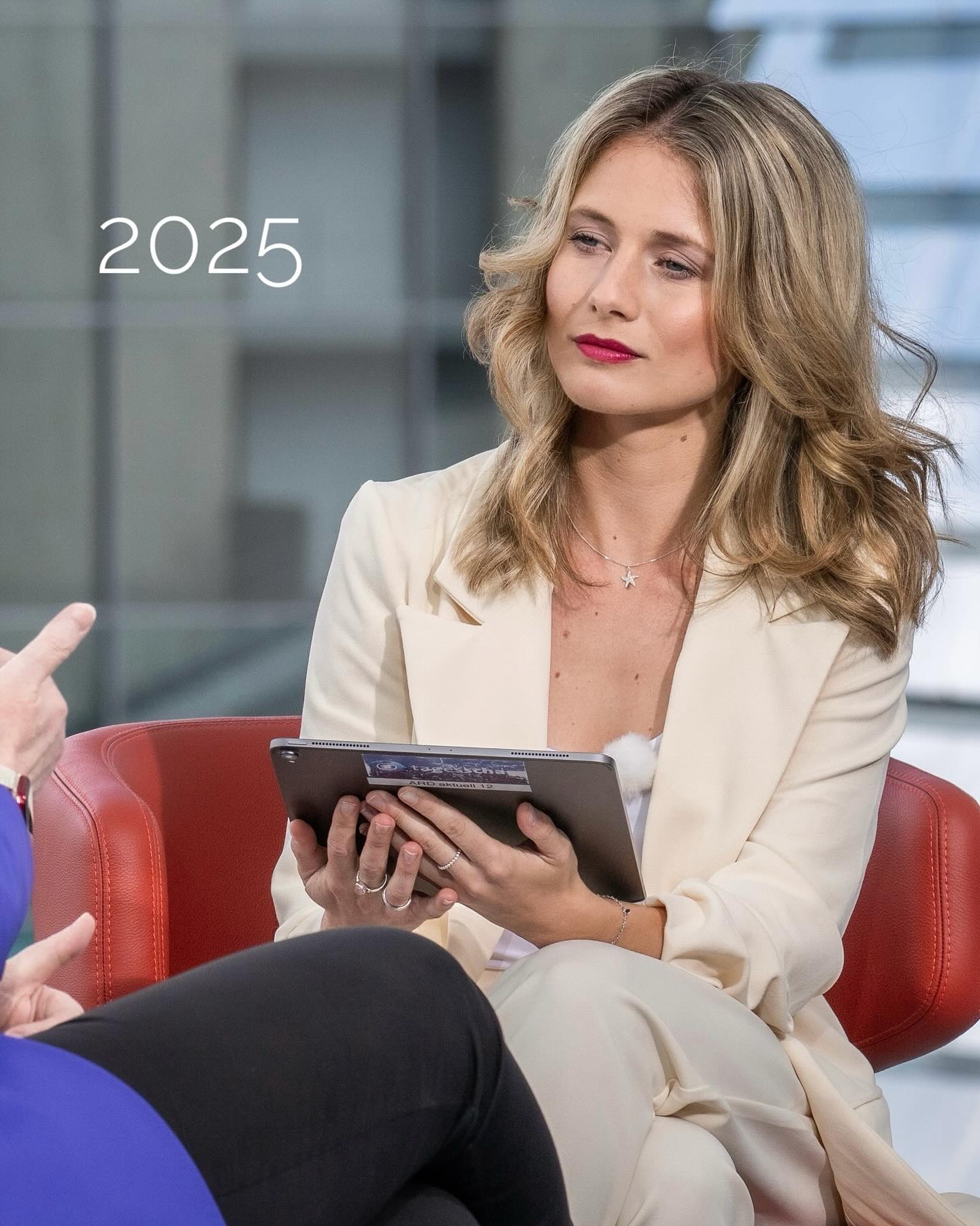 Dank dieses Trends ist mir gerade bewusst geworden, dass ich einfach schon seit zehn Jahren als Journalistin arbeite. 🤯 Oh, what a ride!
• 2025 ARD Sommerinterviews
• 2024 Wechsel zur Tagesschau
• 2023 Mein erstes Buch erscheint
• 2022 Berichte aus Brüssel
• 2021 TikTok-Channel für Funke
• 2020 Volo-Abschluss bei Focus Magazin
• 2019 Auslandskorrespondenz New York City
• 2018 Start an der Burda Journalistenschule
• 2017 Freie Journalistin bei DasDing
• 2016 Freie Journalistin bei der Rheinpfalz
• 2015 Abitur in Kaiserslautern
Dankbar für diesen Beruf, der so viel mehr für mich ist als irgendein Job. Und das ist erst der Anfang! ☄️ #thebestisyettocome