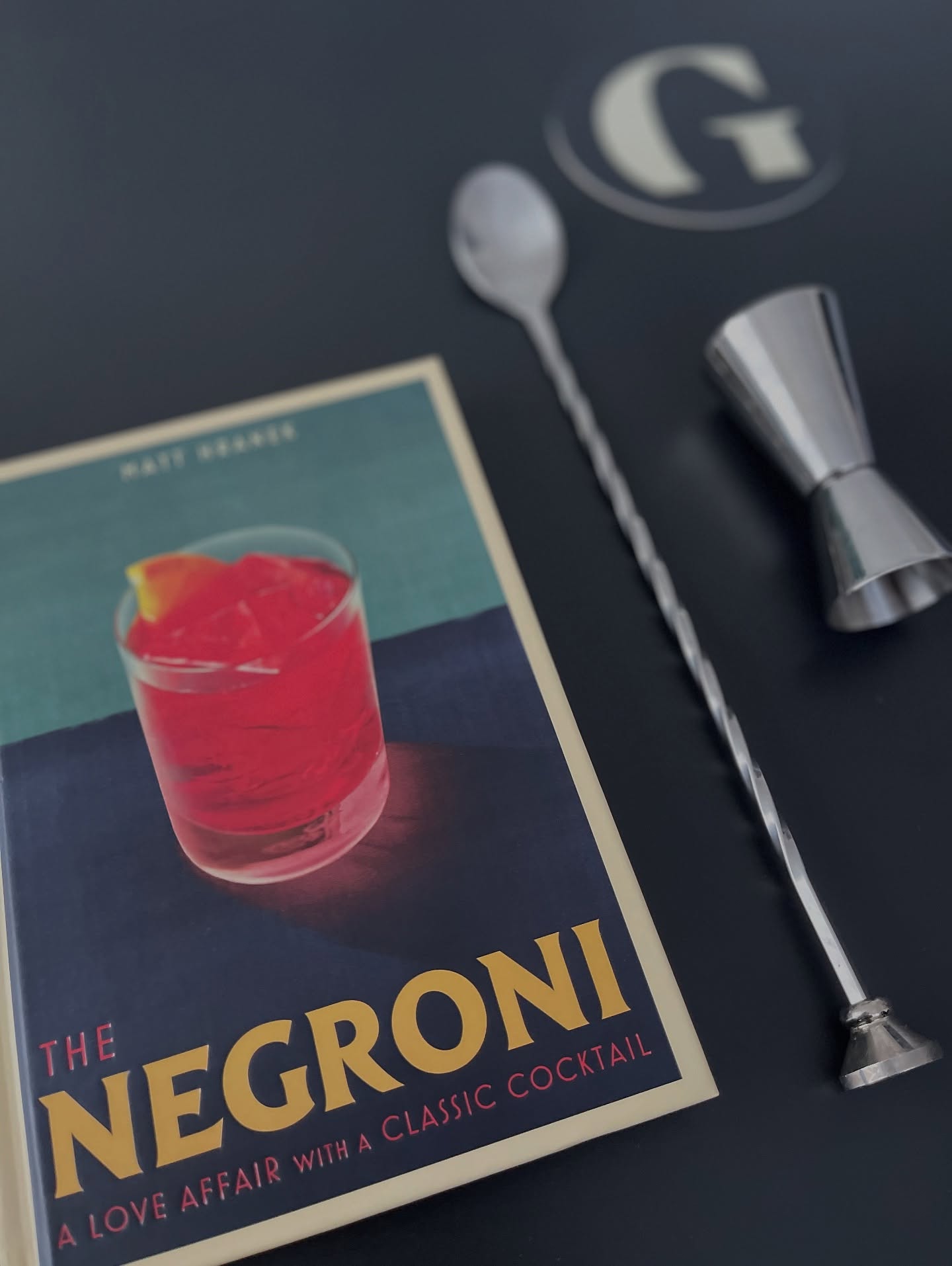 1. Oltner Negroni-Workshop
Gemeinsam entdecken wir die Welt des italienischen Cocktailklassikers – von seiner spannenden Entstehungsgeschichte bis hin zu verschiedenen Variationen, die du selbst mixt und natürlich auch probierst.
Wir stärken dich mit einem Nachtessen, bringen die Zutaten, das Know-how und die passende Stimmung.
Du willst arbeiten? Andiamo!
______________________________________
Datum: Mittwoch, 26.11.2025
Zeit: 18.30h Warm-Up, 19.00h Start Arbeit
Dauer: ca. 3 Stunden
Anmeldung: via Link in Bio
#negroni #negroniworkshop #olten #galeriebar #cocktails #trinken #essen #geniessen #cinnamonbuns #zimtschnecke #AestheticKitchen #FoodWithStyle #KitchenDiaries #FoodMood #FoodStyling #CookWithLove #FeedYourSoul #FromMyKitchen #DetailsMatter #kitcheninspo @oltentourismus @4600olten @olten.city @viersechsnullnull_olten