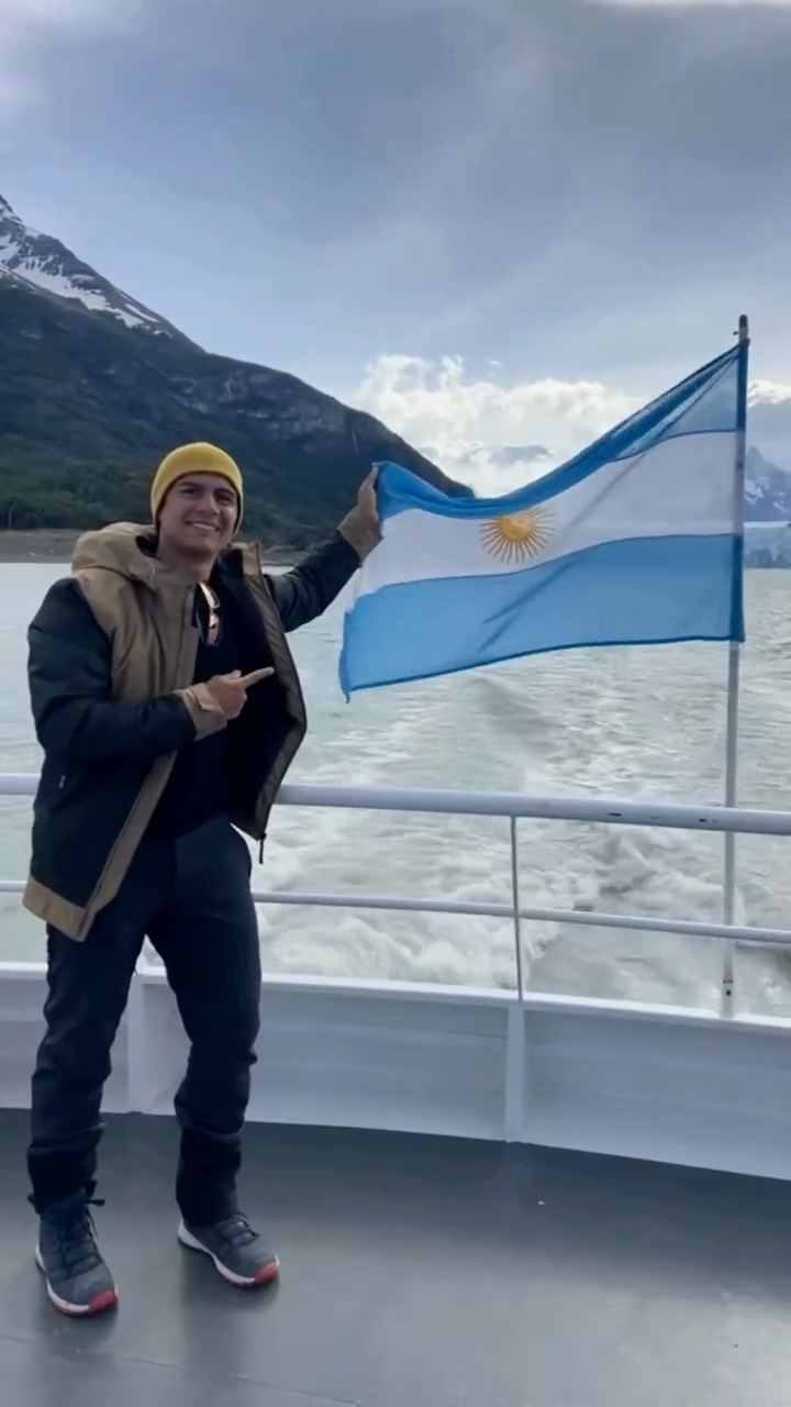 Patagônia sempre foi um sonho e não estava planejado, porém surgiu a oportunidade e já fui procurando o que era possível fazer, dias planejando, alguma experiências só fui saber exatamente como eram lá para ser surpreendido.
Caminhar com pinguins, fazer um trekking em um Galciar, ver gelo, neve, beber agua de glaciar, montanhas icônicas como Fitz Roy (a trilha mais linda da minha vida)🙏🏽
Só posso dizer que vou levar esse lugar pra sempre comigo, me fez lembrar porque está na natureza e fazer trilhas foi e é tão importante pra mim. Lugar de uma natureza única é uma paz que não sei descrever, confesse que até chorei certos momentos de felicidade 🫣
Quero agradecer a minha esposa que ficou com nossa filha enquanto eu realizava esse sonho e me apoiar sempre.
A tod@s que acompanharam minha viagem e torcem pelas minhas conquistas e que de uma forma estão comigo viajando também.
Que venham mais dias de Indio para que outros sonhos venham a se realizar 😃🙏🏽
#patagonia #argentina #ushuaia #elcalafate #elchalten