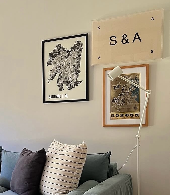 Detalles que hacen la diferencia y crean valor, para este proyecto se hizo un cuadro con las iniciales de la familia y se enmarcó en una caja de acrílico para darle elegancia, logrando una sala de estar muy pensada en la familia, precioso proyecto de @zisca_interiorismo.