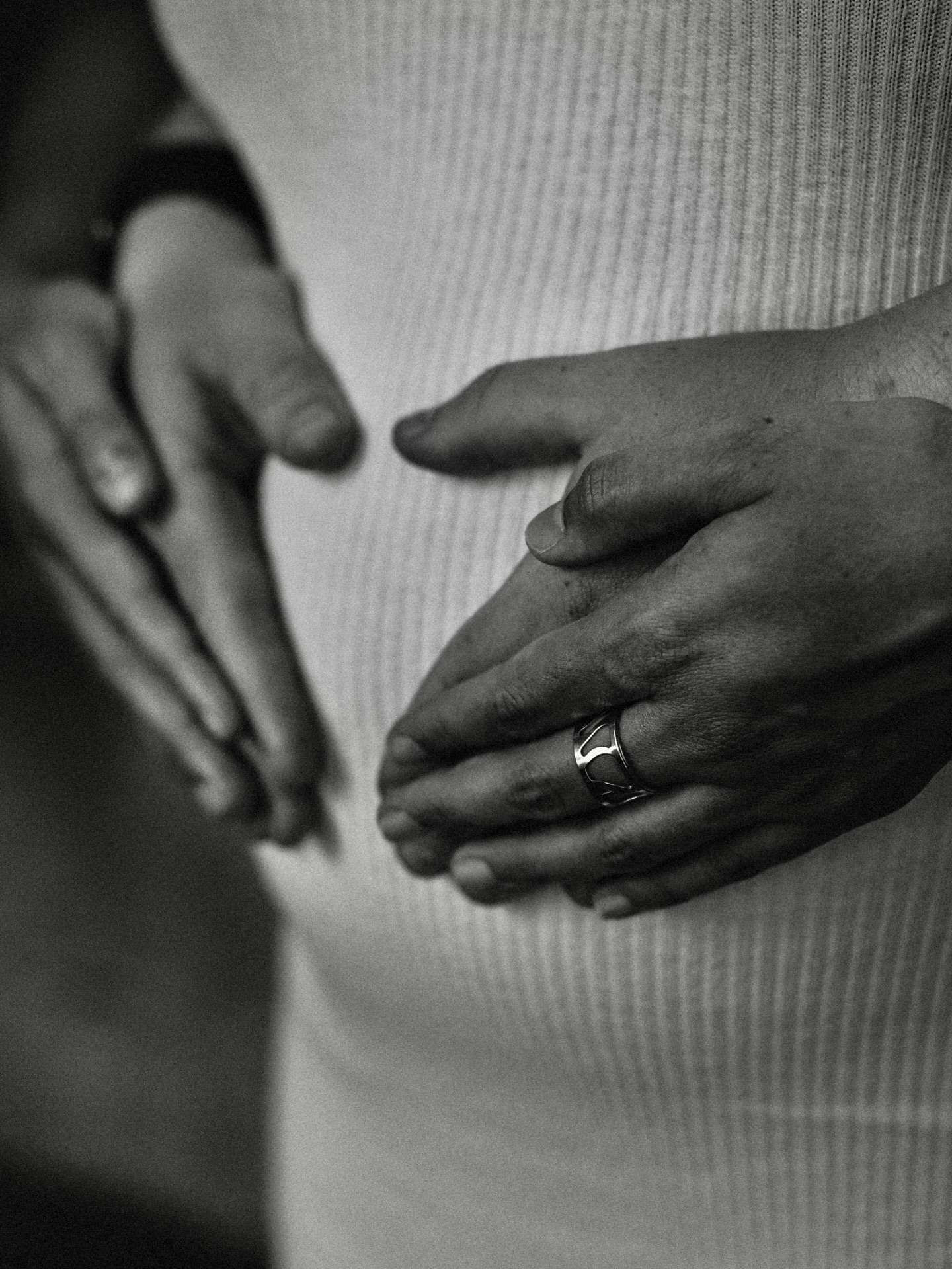 Raconter la vie, avant même qu’elle ne commence vraiment. C’est pour ces moments privilégiés que j’aime la photo. Avec des personnes en or comme ces deux-là, ce bébé va être comblé.
Ce shooting grossesse avait vraiment quelque chose de spécial,
car il concerne deux personnes qui ont une importance énorme dans ma vie.
« J’ai été la première personne qu’elle a rencontrée en arrivant dans ce lieu qui a tant compté… Et elle a été la dernière que j’ai saluée en le quittant. »
Merci à vous deux, vous vous reconnaîtrez 🤎.
#grossesse #shootinggrossesse #aixenprovence #dijon #photographe