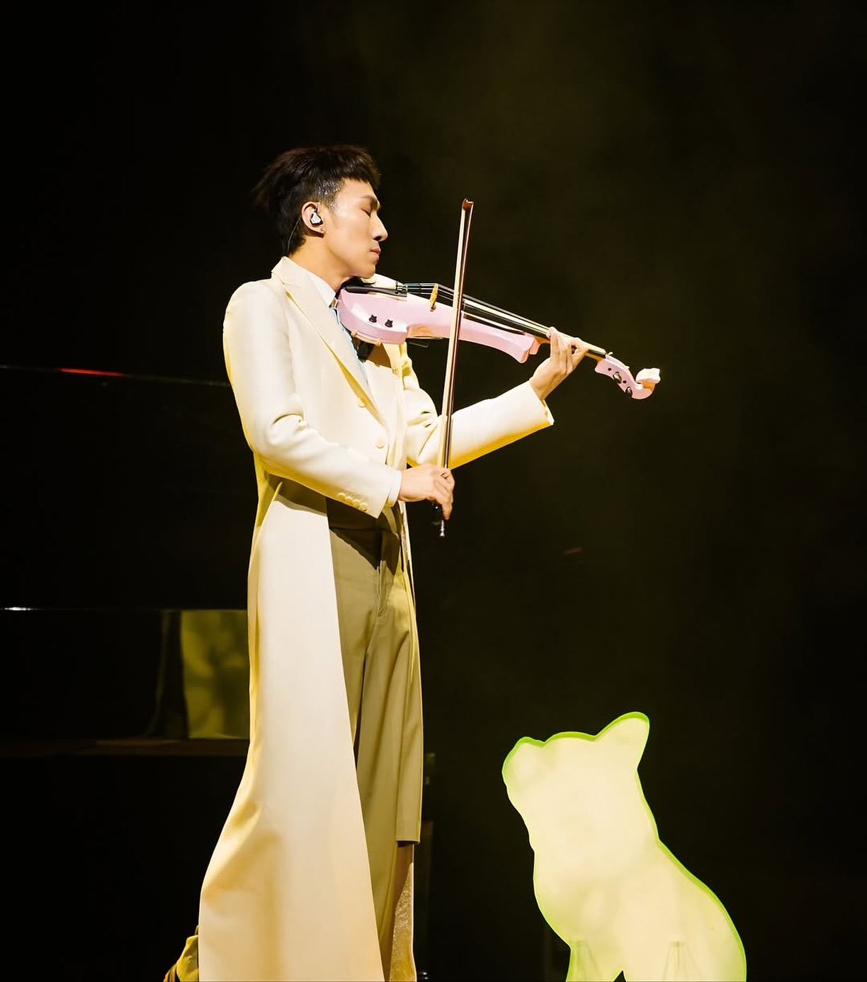 龔鈺祺Moonlight Zoo concert opens for the first time 🌝 @sodagreen.20th
@agong_sodagreen pictured with his signature pink 💗 Cygnus Dragon Custom Electric Bridge Viola.
.
.
.
#BridgeViola #CygnusDragon #ElectricViola #CustomElectricViola #AgongSodagreen #Sodagreen #PinkDragon #BridgeViolins #BridgeInstruments #ModernStrings #LivePerformance #cygnus #dragon #instruments #viola #electricviola #electricviolinists #customelectricviolas #cygnusdragon #eviola #bridgeinstruments #bridgeviolins #bridgeviolin #MoonlightZoo