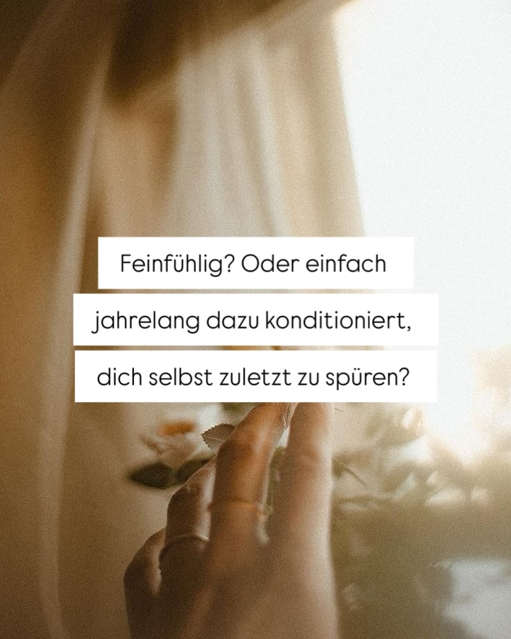 Wir müssen reden.
Vor allem wir — die Frauen, die alles fühlen.
Die alles halten.
Die alles wahrnehmen.
Nur sich selbst nicht.
Wir sind in einer Welt aufgewachsen, in der es „lieb“ war, sich zurückzunehmen.
In der Rücksicht wichtiger war als Selbstrespekt.
In der Grenzenlosigkeit mit Liebe verwechselt wurde.
Und in der Feinfühligkeit zur Selbstaufgabe geworden ist.
Aber das ist keine Stärke.
Und es ist auch kein Schicksal.
Es ist ein Muster.
Ein erlerntes Überlebensprogramm.
Eine Rolle, die wir irgendwann zu gut gespielt haben.
Doch deine Sensitivität war nie dafür gedacht, dich aufzuzehren.
Sie war dafür da, dich tiefer zu verbinden:
mit dir, mit deinem Körper, mit deiner Wahrheit.
Darum sprechen wir über:
• People Pleasing
• verlorene Bedürfnisse
• Wut, die nie Raum bekam
• das Nervensystem, das ständig „Gefahr“ sieht
• und eine Gesellschaft, die klar Nein sagt — aber Frauen beibringt, Ja zu flüstern.
Es ist Zeit für eine neue Richtung.
Eine, in der du dich wieder spüren darfst.
Eine, in der Grenzen kein Drama sind — sondern Selbstachtung.
Eine, in der deine Feinfühligkeit nicht erschöpft, sondern nährt.
Wenn du dich selbst wieder findest, findet die Welt deine Magie.
In meinen Räumen schaffen wir Platz für:
🩶 deine Sensibilität ist eine Superkraft,
🩶 dein Körper ist dein Kompass,
🩶 deine Wut ist dein Schutz,
🩶 deine Grenzen sind deine Würde.
Wenn du bereit bist, wieder in deinen Körper und deine Wahrheit einzutauchen:
✨
alle aktuellen Offers findest du im Link in meiner Bio🫶🏻
Love, Eva 🫀
NERVENSYSTEM GESUNDHEIT
PRÄSENZ
BODYWISDOM
FEMALE EMBODIMENT
#womenwhofeel #somaticrevolution #nervensystemreset #embodiedwoman #highlysensitivewomen#embodiment#emotionalhealingjourney #femaleawakening