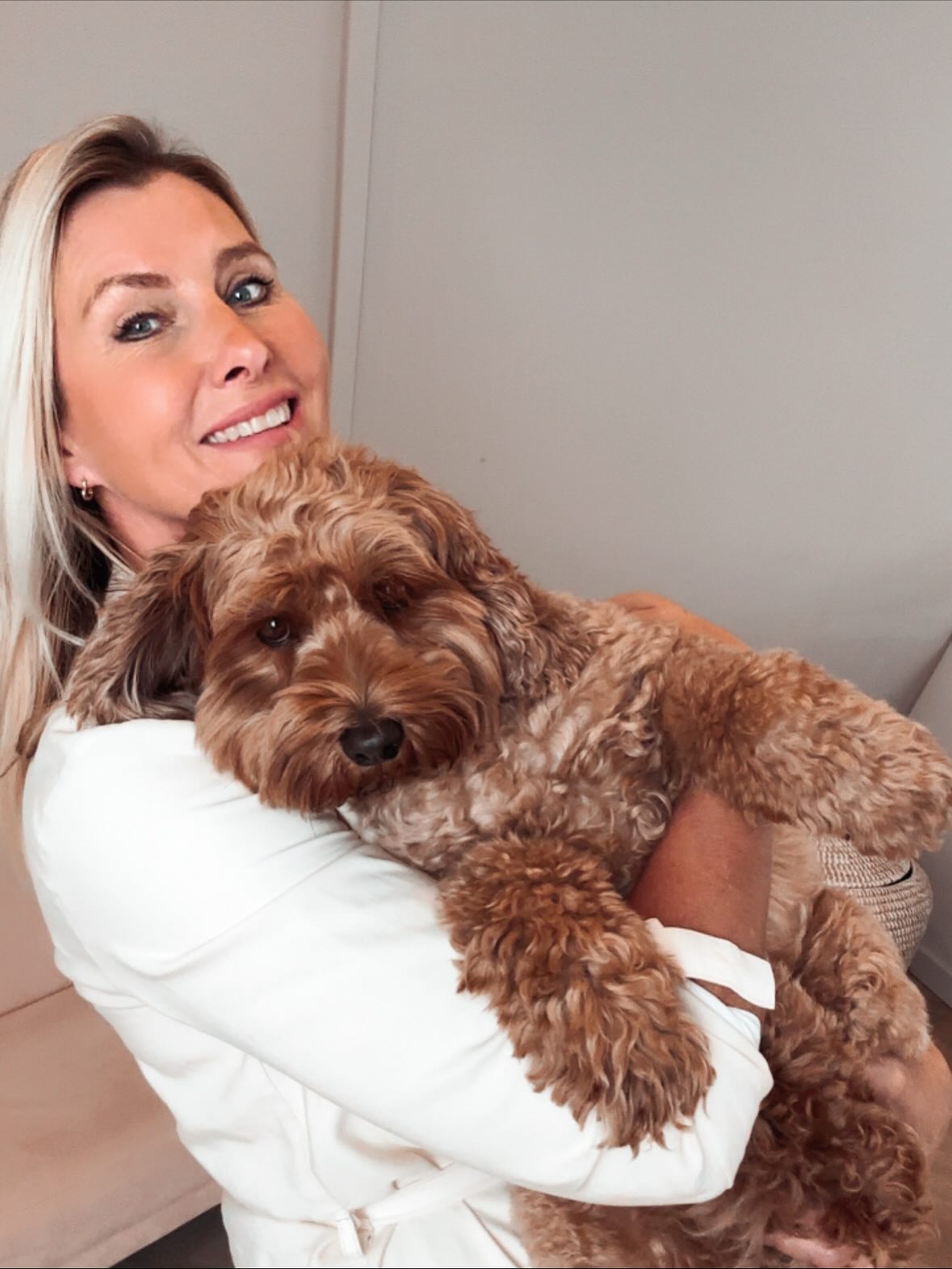 ✨ Opleidingsupdate: een reis in kennis en bewustzijn ✨
Wat een intensieve, maar ontzettend waardevolle periode is dit! 💕
De opleiding zit boordevol nieuwe inzichten en methodieken. Inmiddels hebben we al gewerkt met de Sedona loslaat techniek, verdiept in innerlijk kind werk, en duiken we nu in familieopstellingen en geno grammen. 🧑🧑🧒🧒
Elke methode opent een nieuwe laag van begrip, niet alleen over hoe ik anderen kan begeleiden, maar ook over mezelf. Het is fascinerend om te merken hoe ik mijn eigen overtuigingen en patronen leer herkennen en probeer te doorbreken.
Ik ben van mijzelf erg positief en een blij ei maar ook ik zit soms met negatieve gevoelens en als we het maar vaak genoeg zeggen in ons hoofd dan worden die gevoelens echt…
GEDACHTEN ZIJN KRACHTEN…. Positief maar ook negatief. ❤️💔
Ik heb ook mijn Reiki 2 gehaald. Reiki brengt je lichaam en geest tot rust. 🌸
Het helpt spanning los te laten, je energie te herstellen en weer meer balans te voelen van binnenuit. Mijn reiki master ga ik eind vd opleiding halen. Nu veel oefenen… op mijzelf, vrienden, gezin en natuurlijk op mijn hond Sofietje🐶
Ik ben tot nu toe blij dat ik deze opleiding mag doen en kijk ernaar uit om al deze inzichten straks te mogen inzetten in mijn werk en in de begeleiding van anderen. ✨
#persoonlijkeontwikkeling #holistisch #familieopstellingen #innerlijkwerk #bewustzijn #stralendzijn#zomaopleidingen
#stralendzijn
#holistischtherapeut
#bewustzijnscoaching
#innerlijkwerk
#loslaten
#innerkind
#sedonatechniek
#persoonlijkeontwikkeling
#emotioneelwelzijn
#zelfliefde
#inbalans
#heling
#mindbodysoul
#coachingpraktijk
#leidschendam
#denhaag welzijn
#stralendgezicht
#huidverbetering
#zomaopleidingen