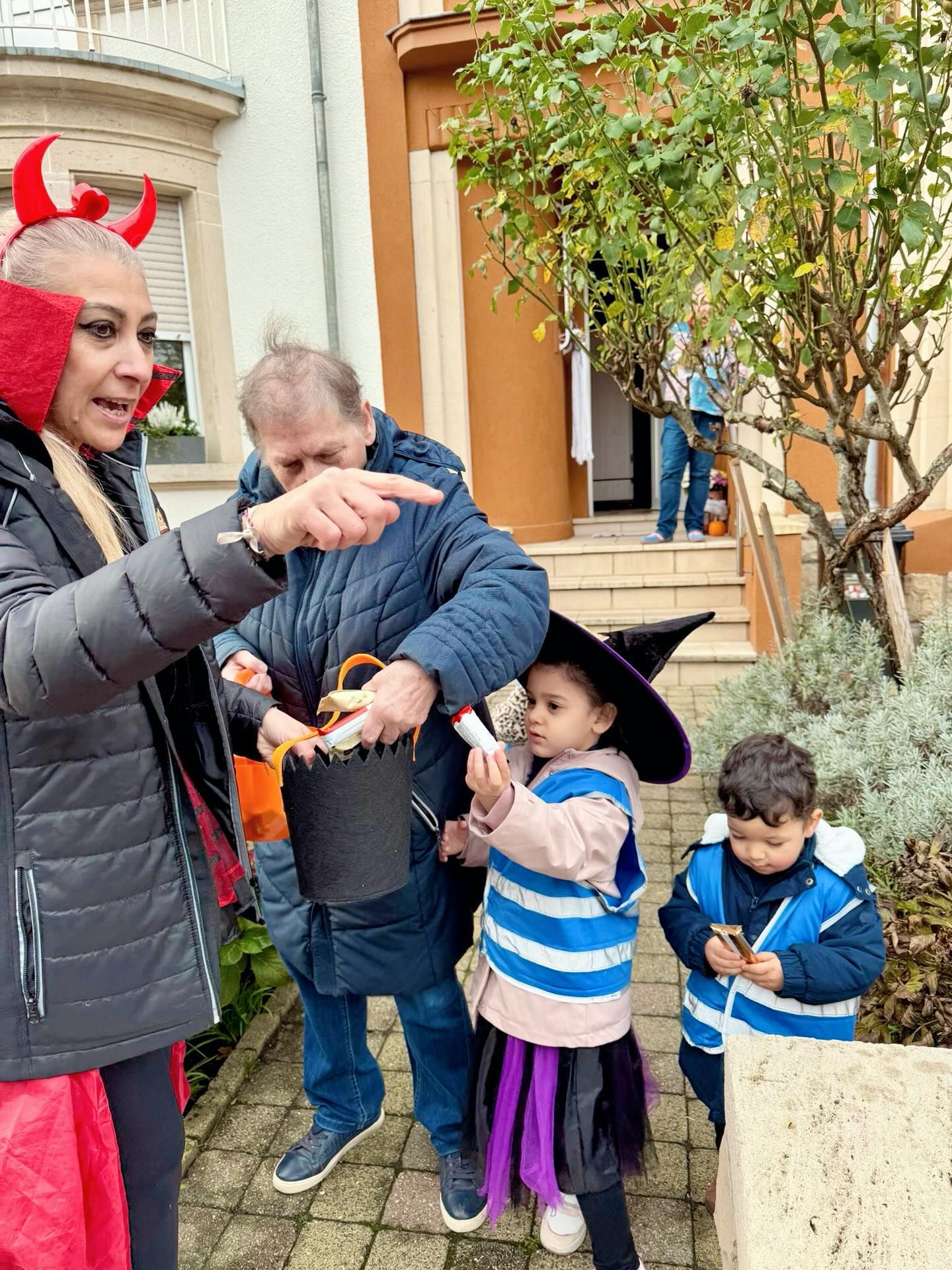Bouuuuh ! đ
Royal Babies et Royal Kids sont partis frapper aux portes des maisons đĄđŁ
En criant haut et fort : Des bonbons ou un sort ! đŹđ
De grands sourires, un peu de frissons et surtout beaucoup de plaisir partagĂ© đđ§Ą
đžïž
Bouuuuh! đ
Royal Babies an Royal Kids duerch dâStroossen gezunn đĄđŁ
A si hu geruff: âSĂ©isser oder Saures!â đŹđ
Vill Laachen, e bĂ«ssen Grusel a ganz vill Spaass zesummen đđ§Ą
#royal #royalkids #royalkidsluxembourg #luxembourg #creche #crĂšche #crĂšcheluxembourg