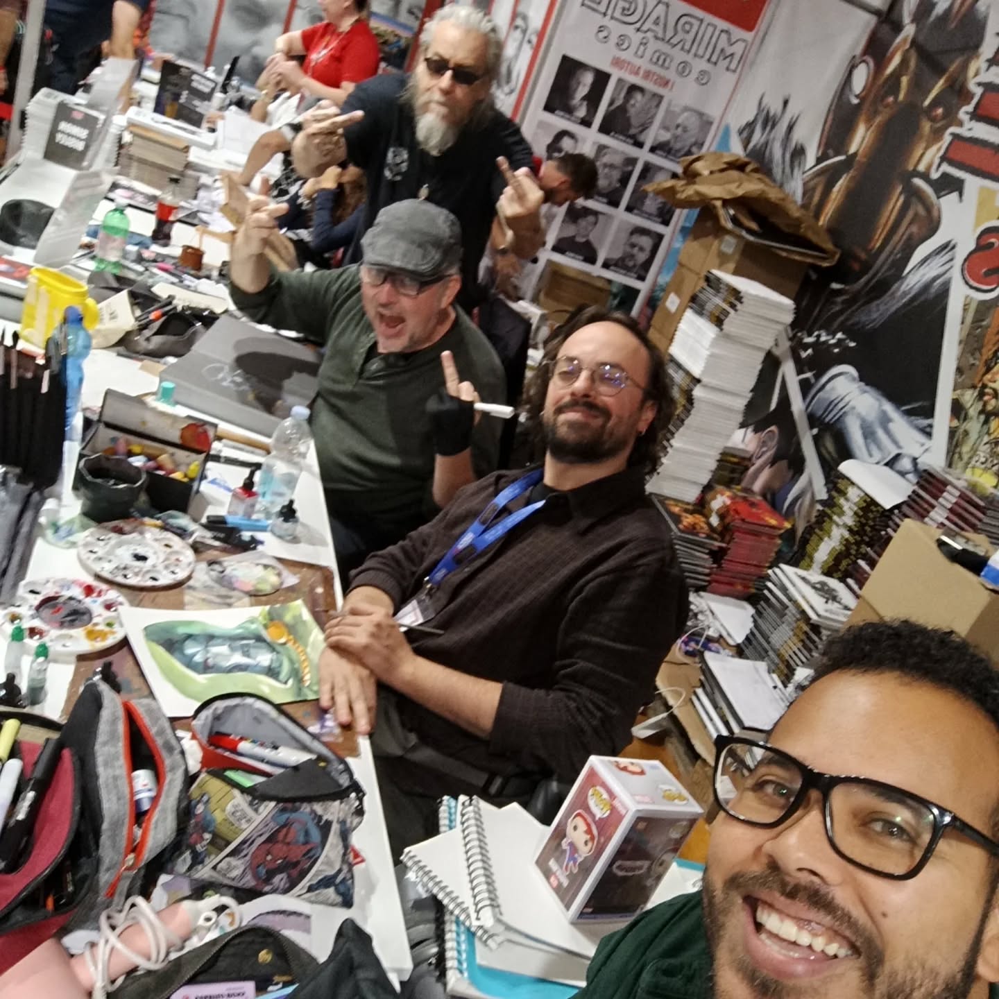 🌀 Nove anni dopo, sono tornato a Lucca.
E non avrei potuto farlo in modo migliore.
Avevo lasciato il @luccacomicsandgames per dedicarmi ad altre fiere — scelte sensate, all’epoca — ma quest’anno, grazie a @mirage_comics_official , sono tornato come ospite e artista.
E quello che ho trovato è stato qualcosa di completamente diverso:
più Cannes che Comicon, una manifestazione internazionale che ci rappresenta nel mondo, piena di energia, arte e cultura.
Tra incontri con grandi professionisti, amici vecchi e nuovi, e un pubblico incredibile, ho riscoperto quanto mi mancava questa atmosfera.
Grazie Lucca, ci vediamo l’anno prossimo. 🖤
Sfogliate le foto, parlano più di mille parole!
.
.
.
.
.
.
.
.
.
.
.
.
.
.
#LuccaComics #LuccaComicsAndGames #Lucca2025 #MirageComics #HollywoodHorrorStories #JohnRomitaJr #ComicsArtist #ItalianComics #FumettoItaliano #ComicArt #ComicBookArtist #SequentialArt #IllustrationArt #ArtOfComics #ComicConvention #ArtistLife #ComicsCommunity #MakingComics #ComicBookLife