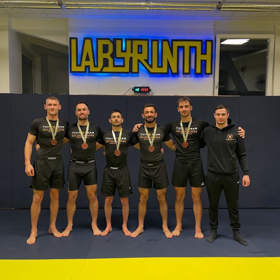 🥉 3. Platz beim Quintet White Belt Division! 💪
Heute haben wir mit unserem #teamgoldenglovesbruchsal bei der @labyrinth.team.quintet White Belt Division teilgenommen – für viele war es der erste Grappling-Kampf überhaupt.
Wir sind mega stolz auf die Leistung unserer Jungs am Boden und auf den Einsatz, den jeder gegen die zahlreich anderen starken Teams aus unserer Region, gezeigt hat. 🔥
Ein großes Dankeschön an unseren Grappling Coach Marvin sowie an den Veranstalter @labyrinth.luta.livre für das top organisierte Event! 🙏