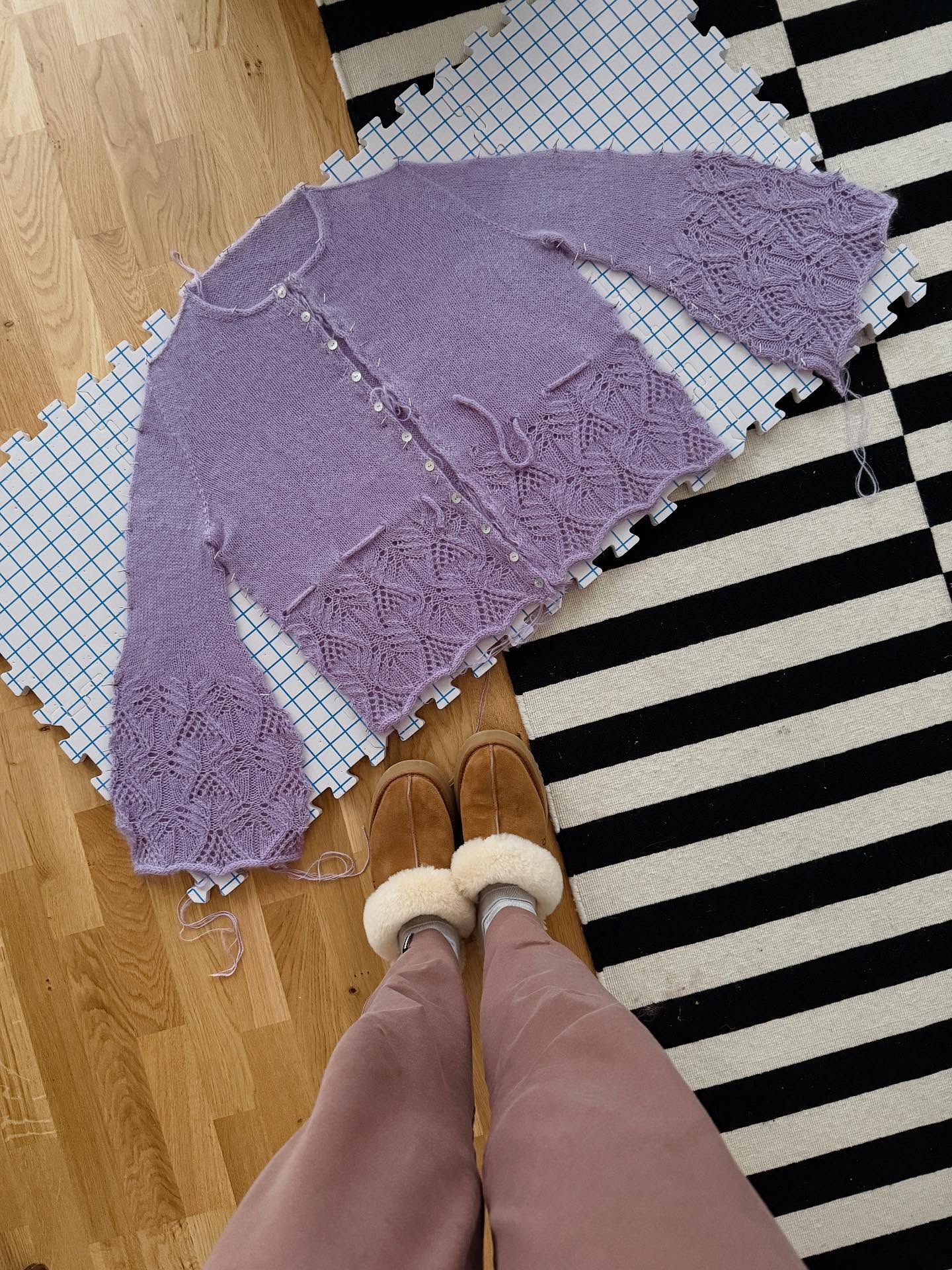 Well yes, there is the „sweater curse“ out there, but have you heard of the „dye lot curse“ yet? 😌 Me neither, but this design seems to proof me wrong: The Electrine Cardigan has obviously the same dye lot problems as the sweater version had back in summer 😂 Is it just me messing up (again) the dye lot? Or what is going on here? Hopefully it will be vanished (again) when it’s fully dry.
Did something like this happen to you as well, on repeat? Even after checking dye lot numbers over and over again (at least I did that for the lilac cardi)? Let me know in the comments, I am curious to know 💗
.
.
.
Patterns be me - #electrinecardigan (in progress) and #electrinesweater (already available on my website and Ravelry) ☀️
.
Advertising
.
#knitting #knittingaddict #knittinglove #knittersofinstagram #knitstagram #knitspiration #knittinginspiration #iloveknitting #knitknitknit #imakemyownclothes #handmadefashion #slowfashion #mohairknit #mohair #stricken #strickenmachtglücklich #knitter #diy #knittingismyyoga #strikk #egostrikk #strikkedilla #strikkeinspo #tricoter #tricotaddict #tejido