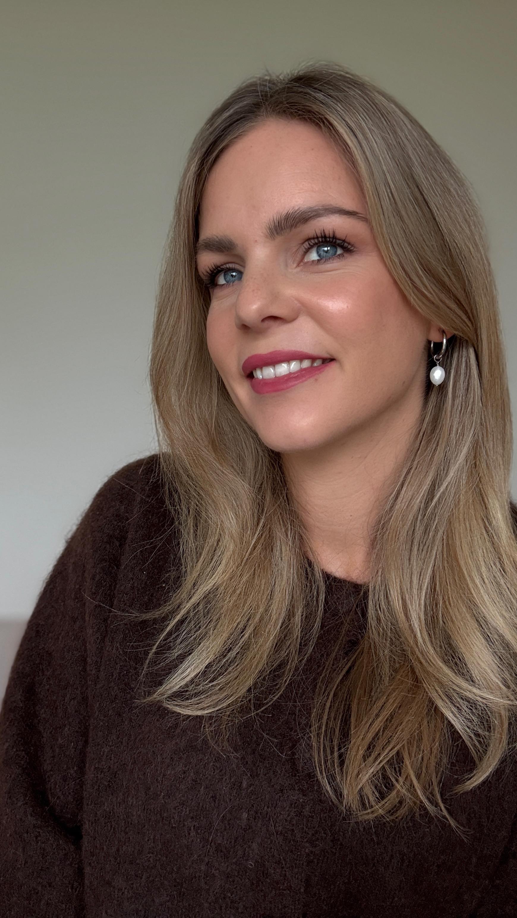 Ein Basic Outfit muss nicht langweilig sein 🙃
Mit der richtigen Lippenfarbe bringst du sofort Frische und Ausdruck in dein Gesicht✨
#colouranalysis #makeuptipps #cooltone #lipperoutine #farbberatung #colourandstylecoaching @lookademy