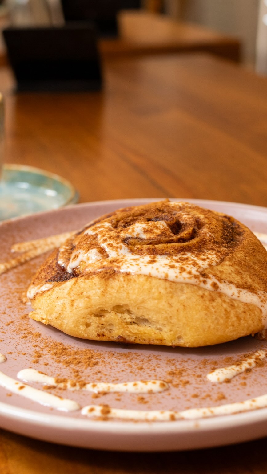 Lunes. Esa palabra que necesita un empujoncito extra para arrancar bien.
Y nosotros tenemos la fórmula mágica: café caliente + roll de canela recién horneado = felicidad instantánea 😍
Venite a MayBean y cambiale la cara al lunes (prometemos que funciona).
Reservá tu mesa a través del link en nuestra bio 💛
#MayBean #LunesConCafé #RollDeCanela