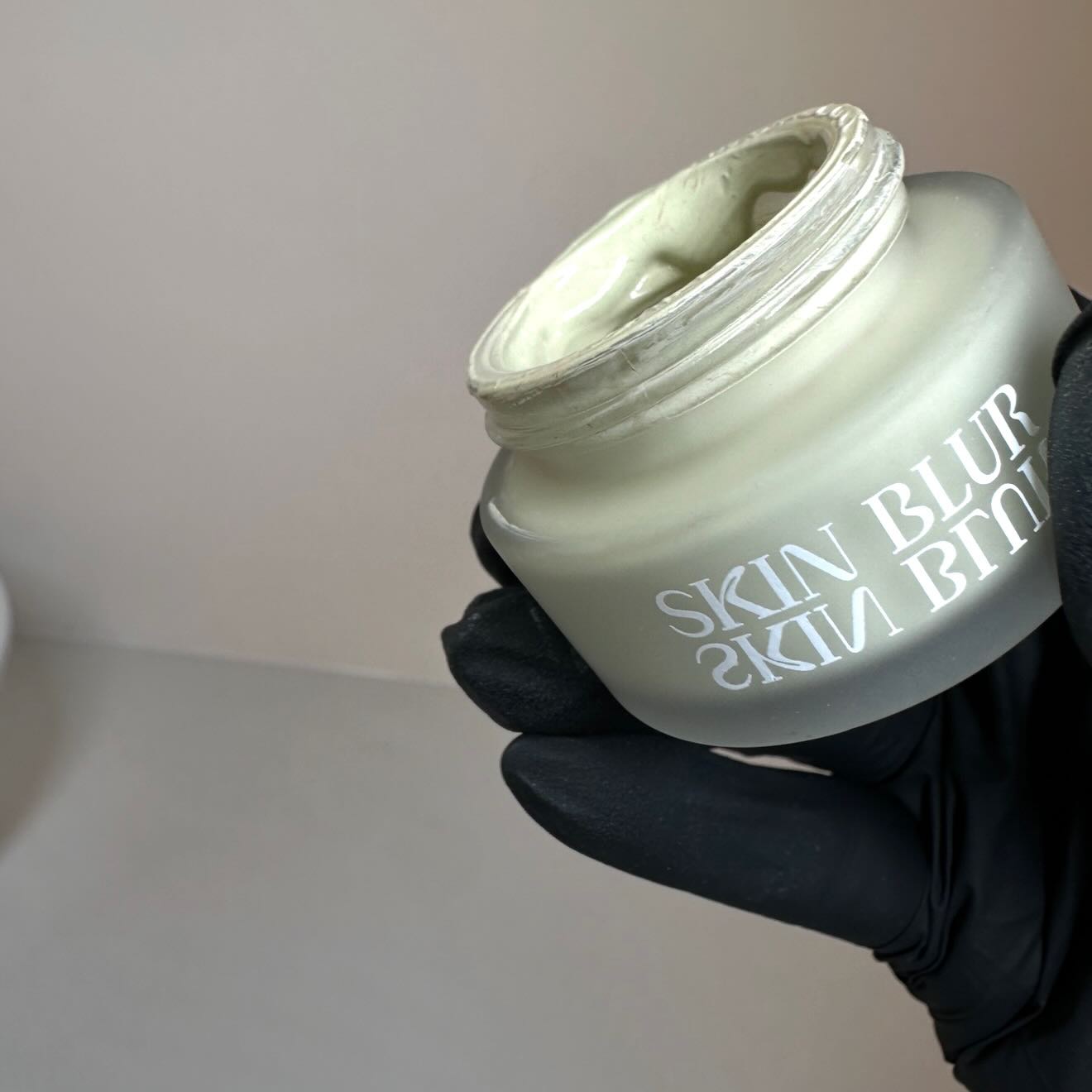 My Favourite Brow Product of November
Every month I test so many products, but one that has truly earned its place in my brow kit this November is Skin Blur by @saintandserenity
If you’ve ever wondered why my clients leave with zero redness, smooth skin and photo-ready results, this is the secret.
Skin Blur instantly:
✔ reduces post-treatment redness
✔ creates a soft-focus, filtered finish
✔ calms and soothes the skin after waxing, tinting or lamination
✔ makes before & after photos look even cleaner and more professional
I’m really selective with what I use on my clients, but this one delivers every time.
If you want your clients brows to look flawless the moment you walk out of the door, this is the product that makes the difference.
Have you tried it yet?
Let me know if you want me to tag where to buy. 🤍
#browtechuk #browlamination hdbrows saintandserenity browproducts browaftercare beautyprofessional