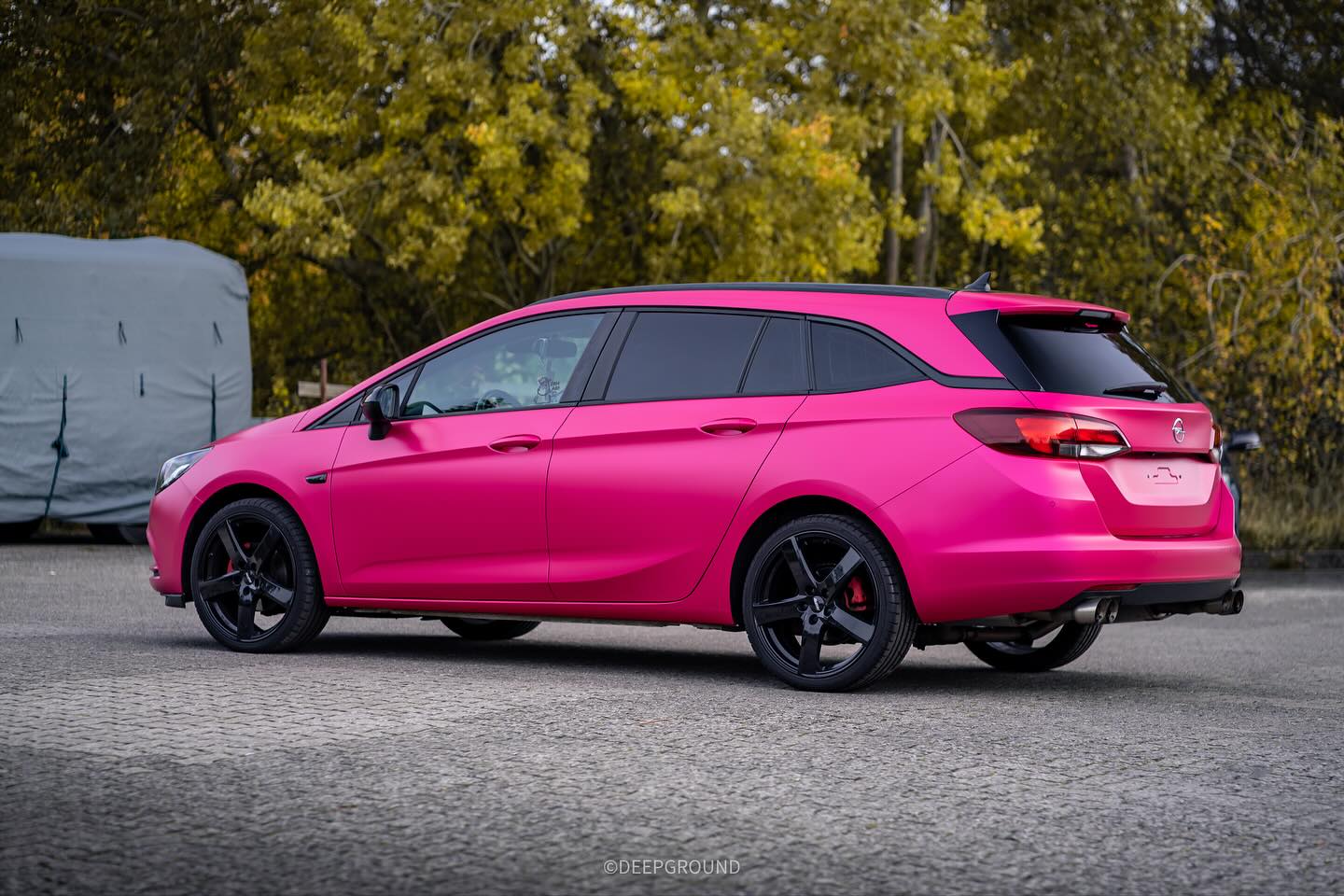Dieser Opel Astra hat eine Vollfolierung in Matt Pink Supernova (Limited Edition 05/50) bekommen. Zusätzlich wurden Akzente in schwarz glanz gesetzt, wie Dach und Außenspiegel. Eine Scheibentönung in 95% hat der Opel ebenfalls bekommen. Ein absoluter Mädchentraum und Hingucker!
Danke für dein Vertrauen! 😋
___________________________________________________ #deepground #opel #astra #wrappedcars #pwf #limited #edition #pink #matt #black #carporn #cars #wrapped #opelastra #wrappedworld #folierung #opelmotorsport #supernova #motorsport #platiniumwrappingfilm #bruxsafol #limitededition #folierung #folie #perfection #insta #instagood #follow #picoftheday