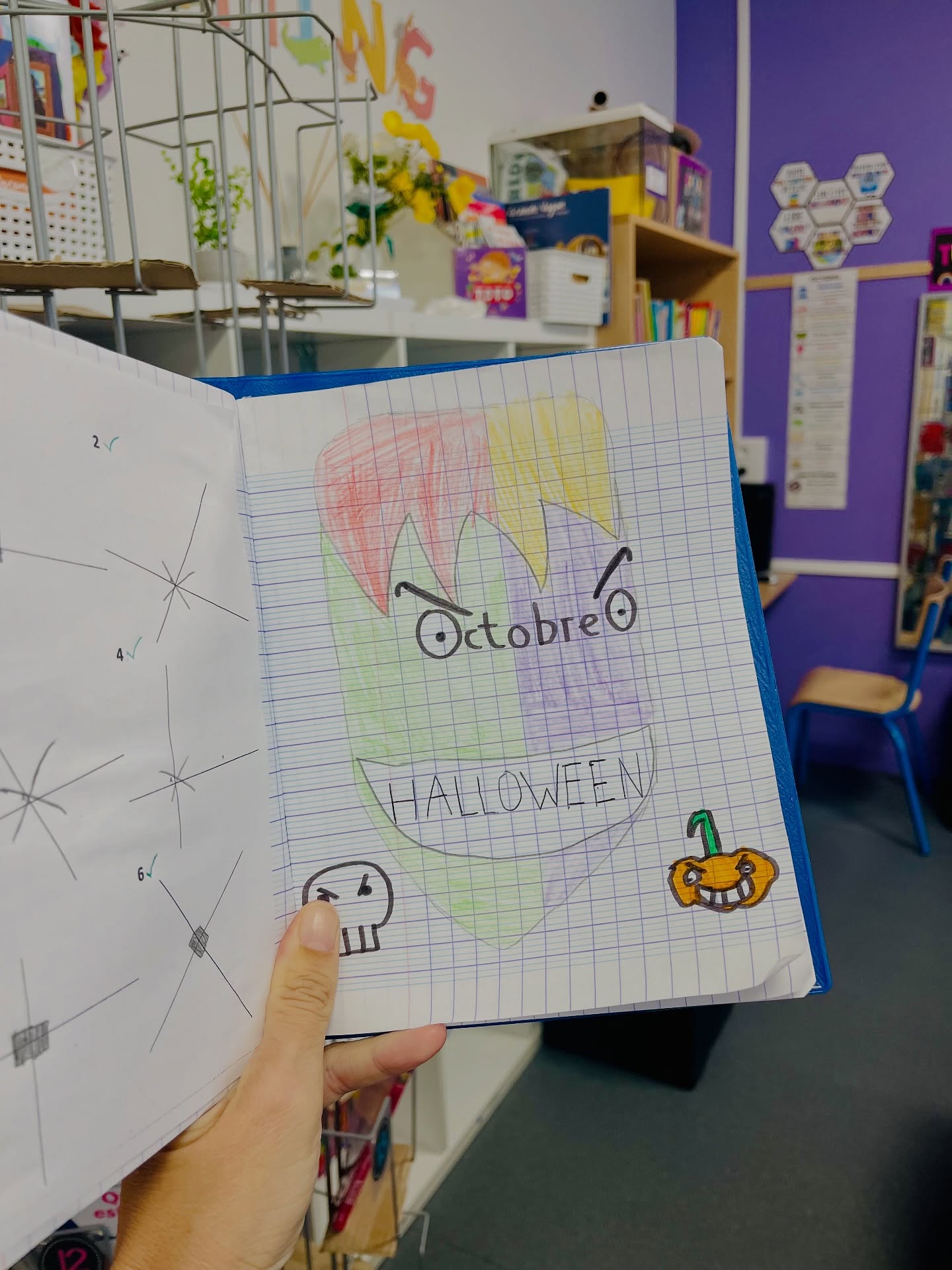 O•C•T•O•B•E•R
▶️ Quel est ton meilleur souvenir d’octobre ?
Retour sur ce mois d’octobre qui s’achève et les vacances avec lui … 🥺 !
1. Rituel du bullet cahier du jour que j’adore (merci @tablettesetpirouettes )
2. Mon petit accueil du matin spécial Halloween.
3. Les devoirs assortis à la saison également.
4. La classe décorée et la journée déguisée à l’école !
6. La sortie à Biotropica avec mes cm1 pour l’école ouverte.
7. Marcher dans les feuilles 🍂 mortes.
8. Réaliser le rêve de ma fille en l’emmenant pour ses 9 ans à l’opéra 🩰 !
9. Passion photo !
10. Voir la ville de Paris depuis les tours de Notre Dame (gratuit avec le pass éducation papier)
11. La vue sur le Trocadéro depuis la Tour Eiffel.
12. Se prendre pour Blair au Musée d’Orsay.
13. Soirée d’Halloween sur le thème de l’Asie avec les copains 👘 !
J’espère que vous avez passé un bon mois d’octobre !
Bonne journée
Maitresselili_lh
#maitresselililh #paris #museedorsay #october #octoberdump #halloween #octobre #classroomdecor #classe