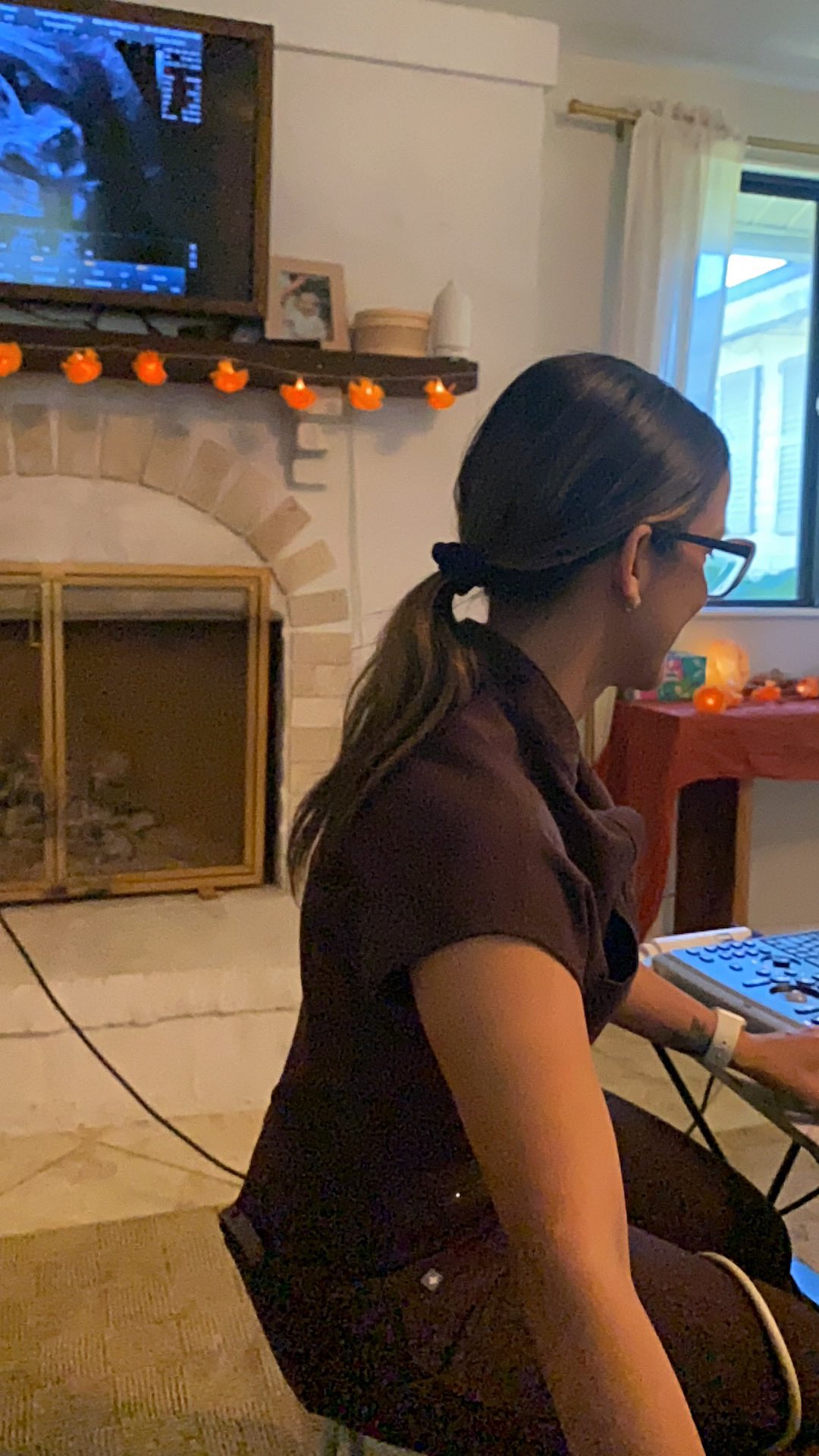 Support for families doesn’t have to fit inside hospital walls.
It can look like ultrasounds done in your living room—kids giggling nearby, dad holding your hand, time to breathe and ask every question.
This is the kind of care that honors motherhood for what it really is: sacred, slow, and deeply personal.
Huge shoutout to sweet Maria with @sonohope_ for cresting this level of care! If you are looking for a different kind of care this pregnancy, Maria is your girl 🤍