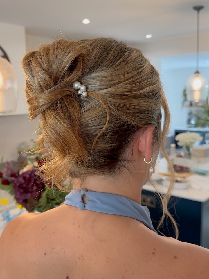 4 gorgeous bridesmaids, each with totally different hair - so instead of matching styles, we went for looks that flattered each of them individually! 🫶🏼
I’m calling it now: 2026 is the year of bridesmaids embracing their own unique styles and personalities while still serving as the ultimate bride squad! 💄👰🏼✨