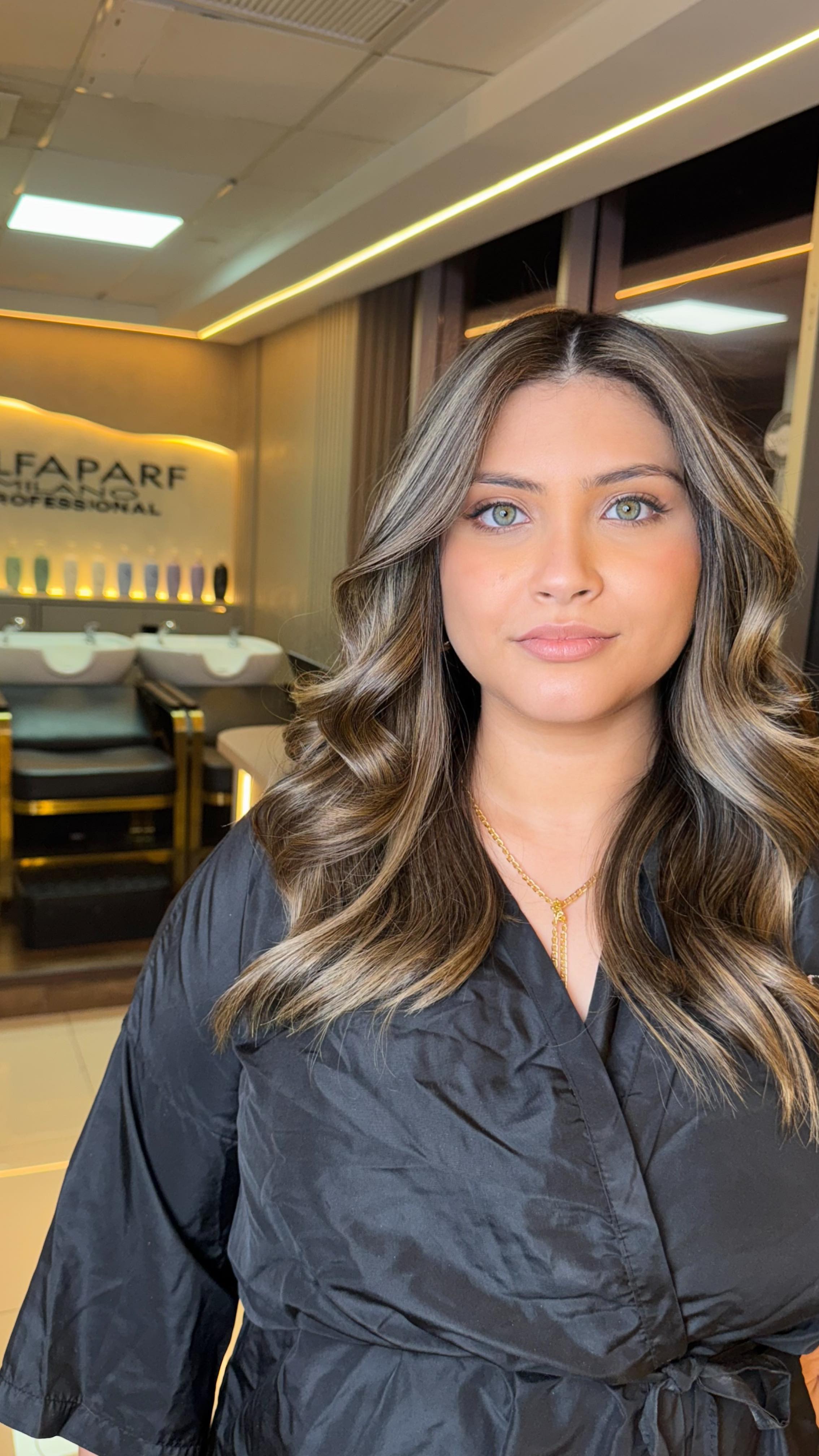 Después de años siguiéndome en redes, finalmente se concretó la cita y la transformación fue mágica. Su felicidad al ver el resultado lo dice todo @alfaparfmilanopro_panama
¿Tú también quieres un cambio de look?
¡Agenda tu cita hoy mismo! 💖✨ #CambioDeLook #TécnicaHíbrida #MochaLumière #salondebellezapanama #cambiodelook #byjesustabaressalon #musadejesustabares #balayagehighlights #balayagepanama #blondehair #alfaparfmilano