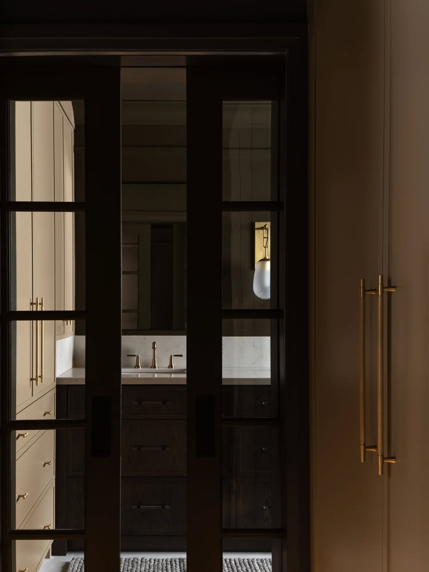 Dim lights, deep tones, and a sense of calm that only a moody ensuite can give. Check out our website to see more shots of the gorgeous primary suite.
Design: @hallhudustudio
Photography: @arasimaging
📱(519) 722-3708
✉️ info@hallhudu.com
🌐www.hallhudu.com
.
.
.
.
#interiordesign #hallhudustudio #custom #designinspiration #design #designideas #luxeathome #houseandgarden #houseandhome #inspiration #interiormoodboard #moodyinteriors #renovation #architecualdigest #curatedinteriors