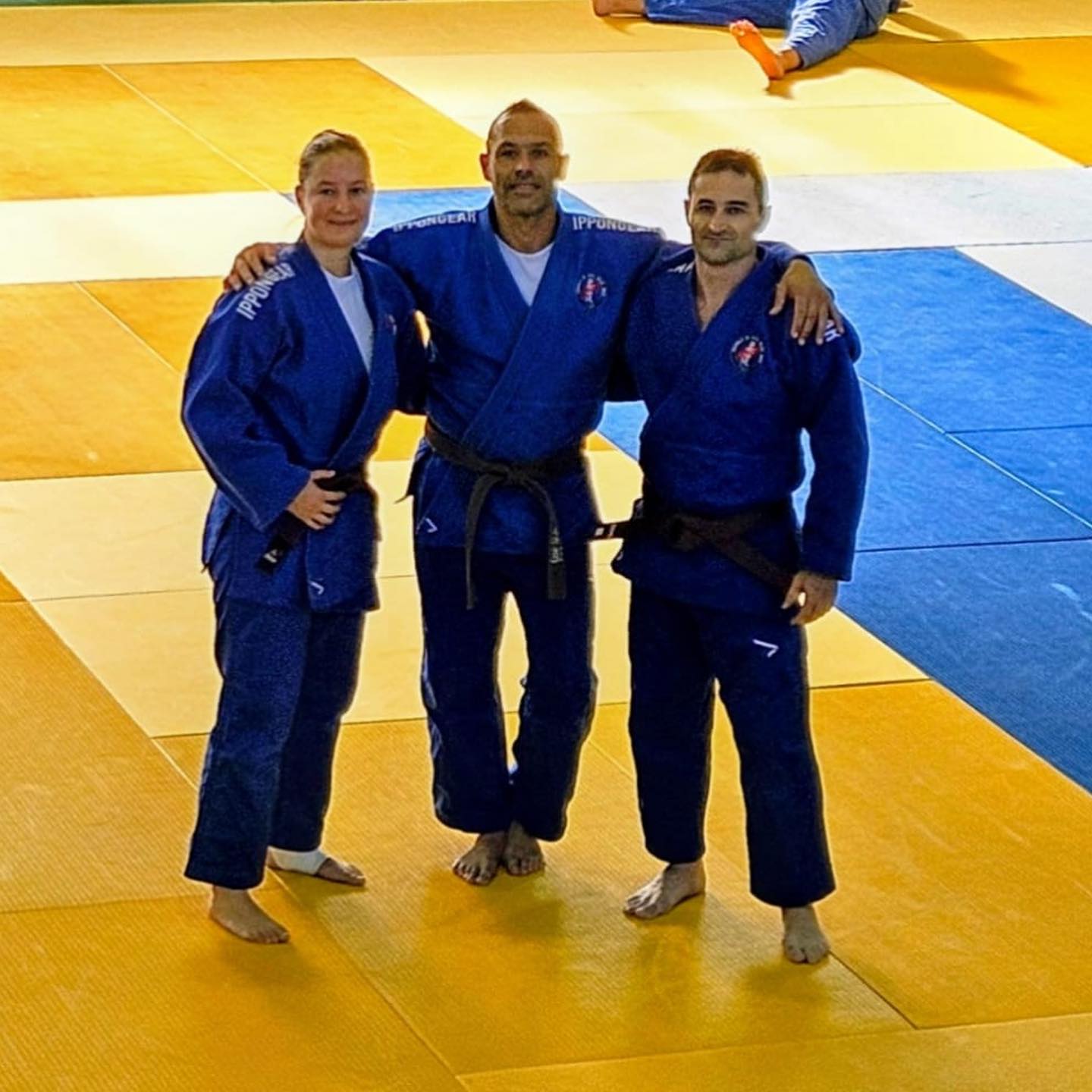 Hoy hemos estado muy bien representados en la copa de España de veteranos de Valencia. Carlos, Alejandro y Fanny han hecho una gran competicion demostrando lo bien que estan entrenando, dando pasitos para mejorar cada dia un poco mas. Enhorabuena a los 3, no solo por la competicion sinó por vuestro trabajo contante y diario, un ejemplo para tod@s!
Alex 🥈
Carlos 🥉
Fanny 🥉
@copajudoveteranoscv