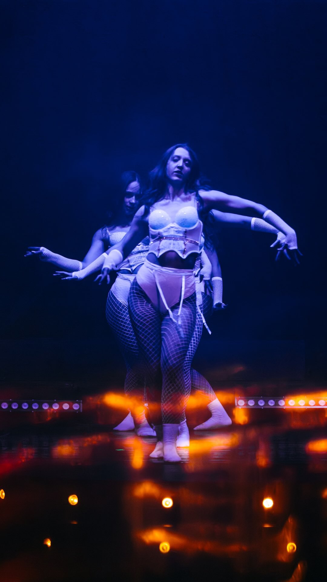 Když i Robert Rosenberg dorazil na Femmeplay podruhé, víš, že tahle show opravdu stojí za to 😏
Oceňuje precizní choreografie, různorodost tanečnic i to, že Femmeplay je interaktivní – živá, smyslná a nabitá energií.
Nejvíc ho baví skupinové čísla, kde se krása a síla propojují v jeden celek 💃
Těšíme se zase příště 🔥