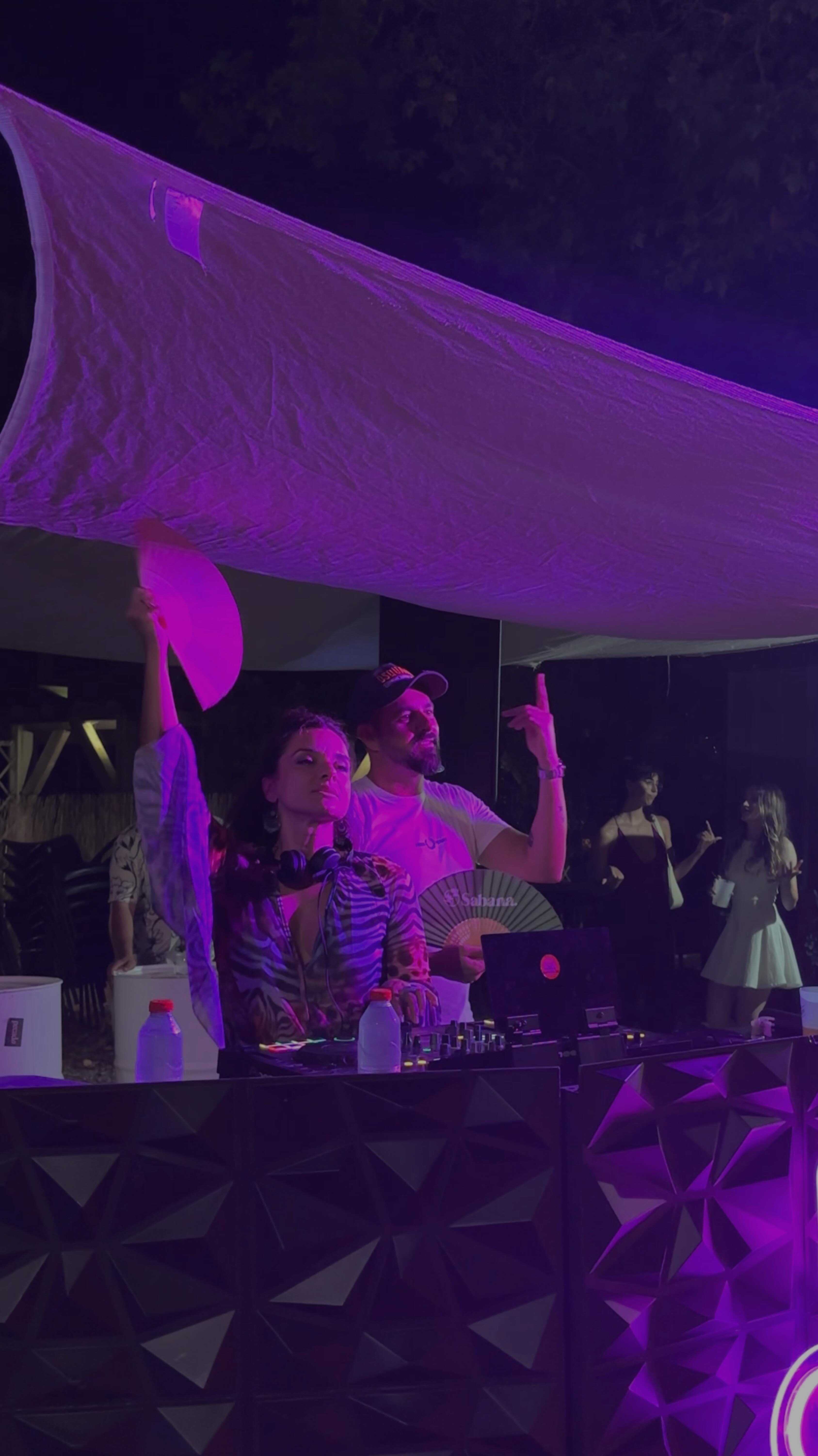 Aquí os dejamos el reel recopilatorio del tardeo del finde pasado 🎉
Una tarde espectacular con @davidyclaudiadjs , que nos hicieron vibrar con la mejor música y un ambiente increíble.
¡Gracias a todos los que vinisteis por hacerlo posible! 🥳🫶🏻