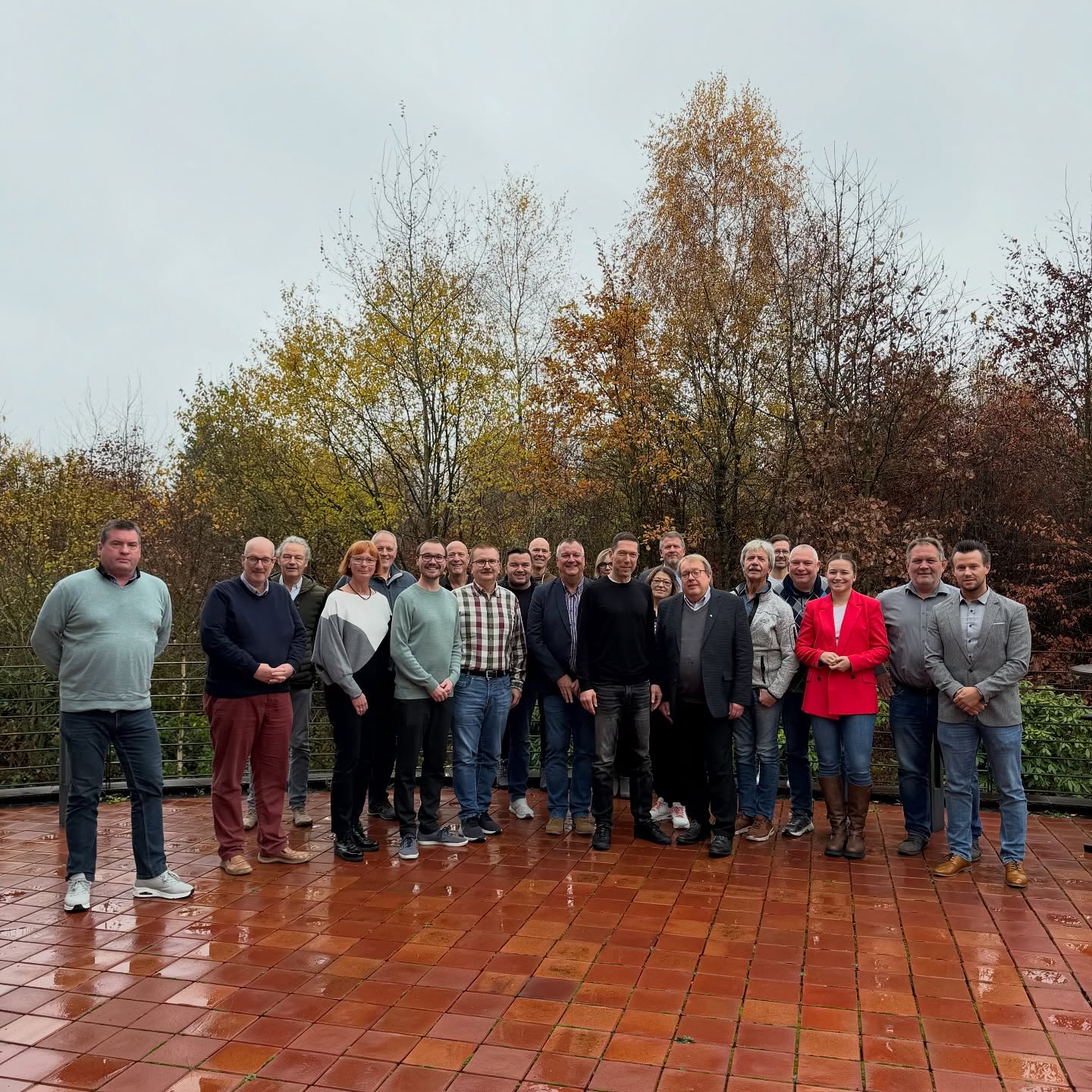 CDU-Fraktion im Rat der Stadt Gummersbach startet in die neue Ratsperiode🚀 Zusammen mit dem neu gewählten Bürgermeister Raoul Halding-Hoppenheit traf sich die 18-köpfige Fraktion der Gummersbacher CDU zu einer arbeitsintensiven Wochenendklausurtagung. In mehreren Arbeitsschritten und intensiven Diskussionen konnten die organisatorischen und personellen Voraussetzungen für erfolgreiche kommunalpolitische Arbeit geschaffen werden.💯
🗳️Als wichtigste Wahlhandlung stand die Bildung des neuen Fraktionsvorstandes auf der Tagesordnung.
Dieser setzt sich zusammen aus (zweites Foto von rechts nach links):
Dirk Helmenstein
Rainer Sülzer
Edith Roth
Volker Kranenberg
Jörg Jansen
Anna Maria Walk
Jürgen Marquardt
Bastian Frölich
Jakob Löwen
Uwe Schneevogt
Der alte und neue Fraktionsvorsitzende Jörg Jansen zeigte sich erfreut über die konzentrierte und zielgerichtete Arbeit der neu formierten Fraktion.💪