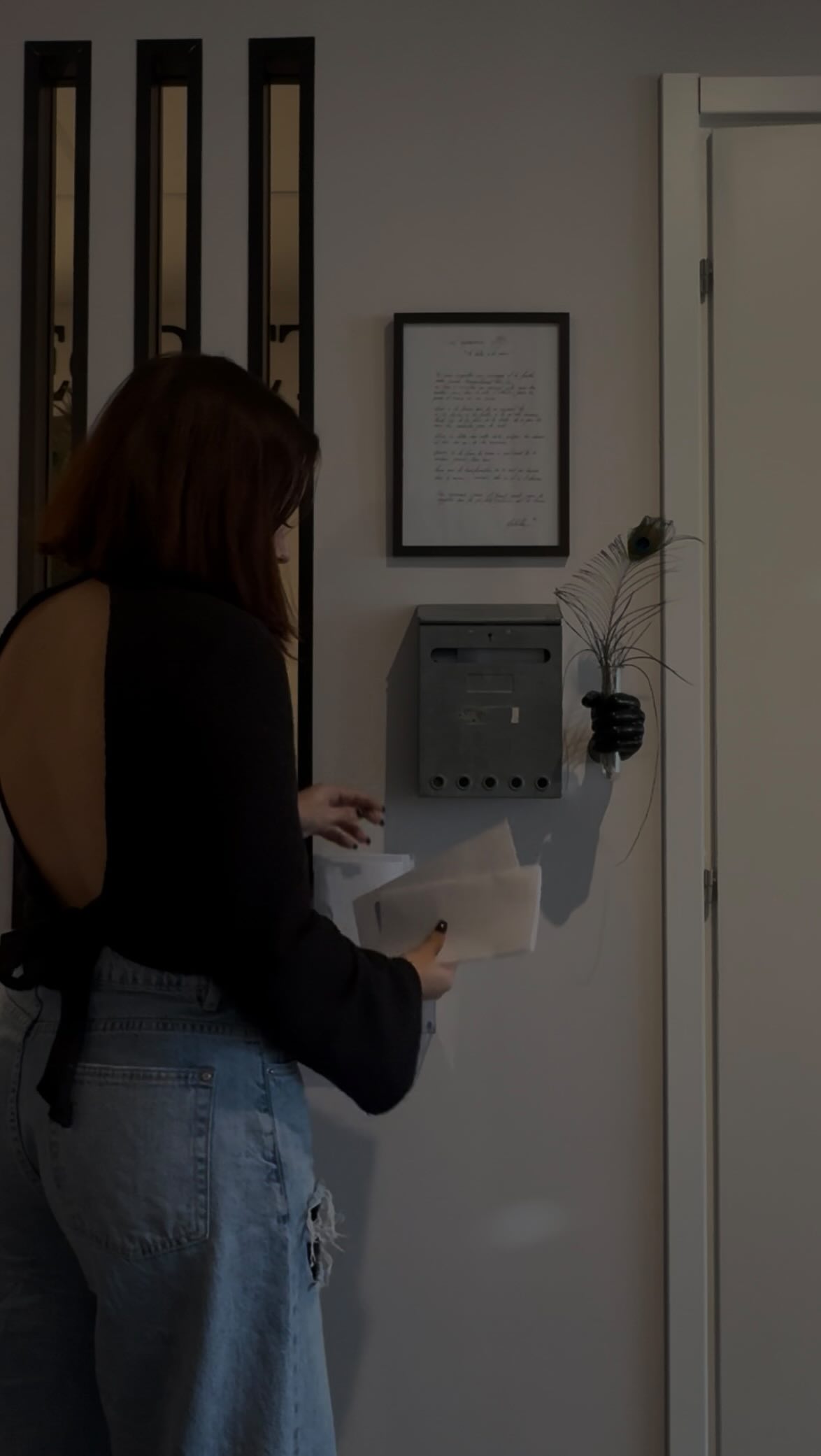 Voici mon petit projet rien que pour vous….
Dans l’institut, tu trouveras une boîte aux lettres MBS Le principe est simple : écris-toi une lettre à toi-même..
Tu peux la rédiger ici, avant ou après ton rendez-vous,
ou la ramener chez toi pour l’écrire tranquillement ✨
Une fois terminée :
- note ton prénom, ton nom et ton adresse postale sur l’enveloppe,
- glisse ta lettre à l’intérieur,
- puis dépose-la dans la boîte.
Je m’occupe de la timbrer et je la garde précieusement.
Et dans un an, tu la recevras à l’adresse que tu as notée ✨🧚♀️
Une petite attention pour marquer ton instant présent
et, dans un an, voir tout le chemin que tu auras parcouru 🎀